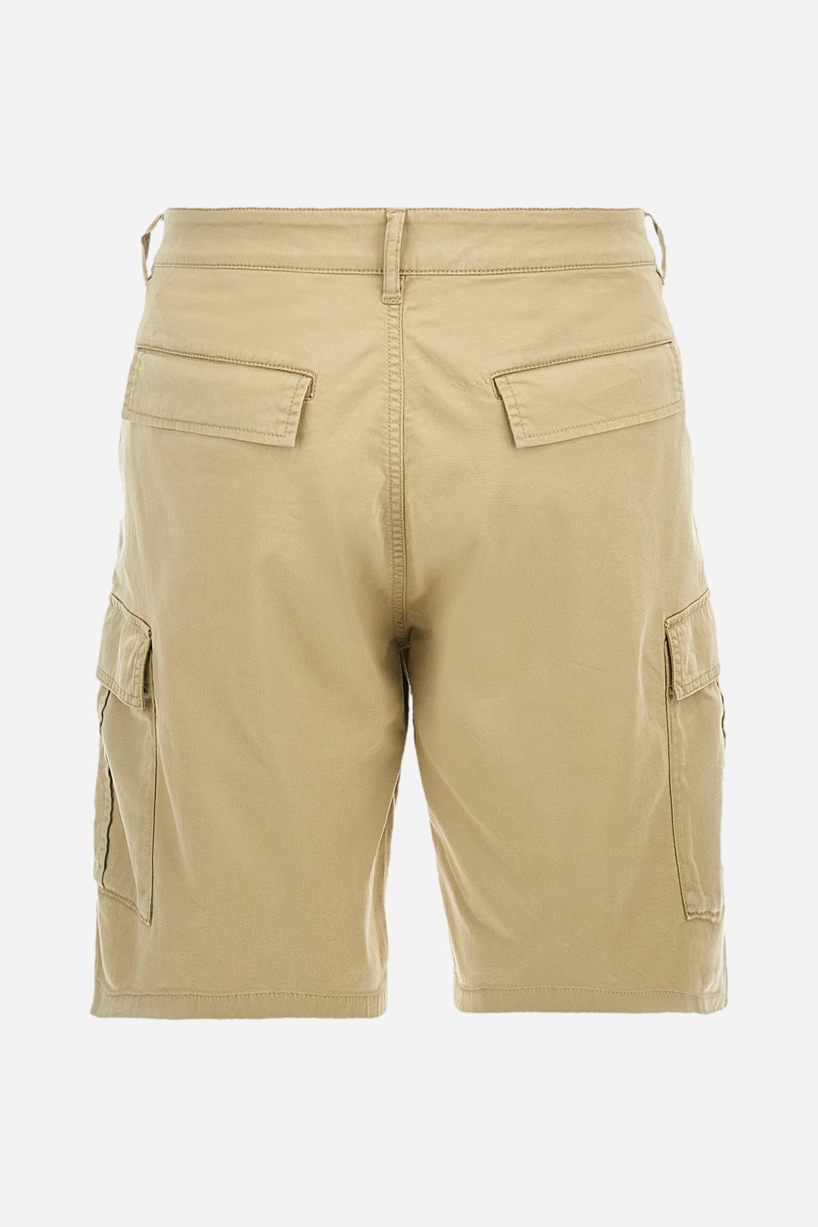 Men's single-colour Bermuda shorts in cotton twill. There are two American pockets, two cargo pockets and two back pockets. With belt loops. Zip and button fastening. The logo is embroidered tone-on-tone on the left cargo pocket. Regular fit. The model is wearing a size 33. - Twill