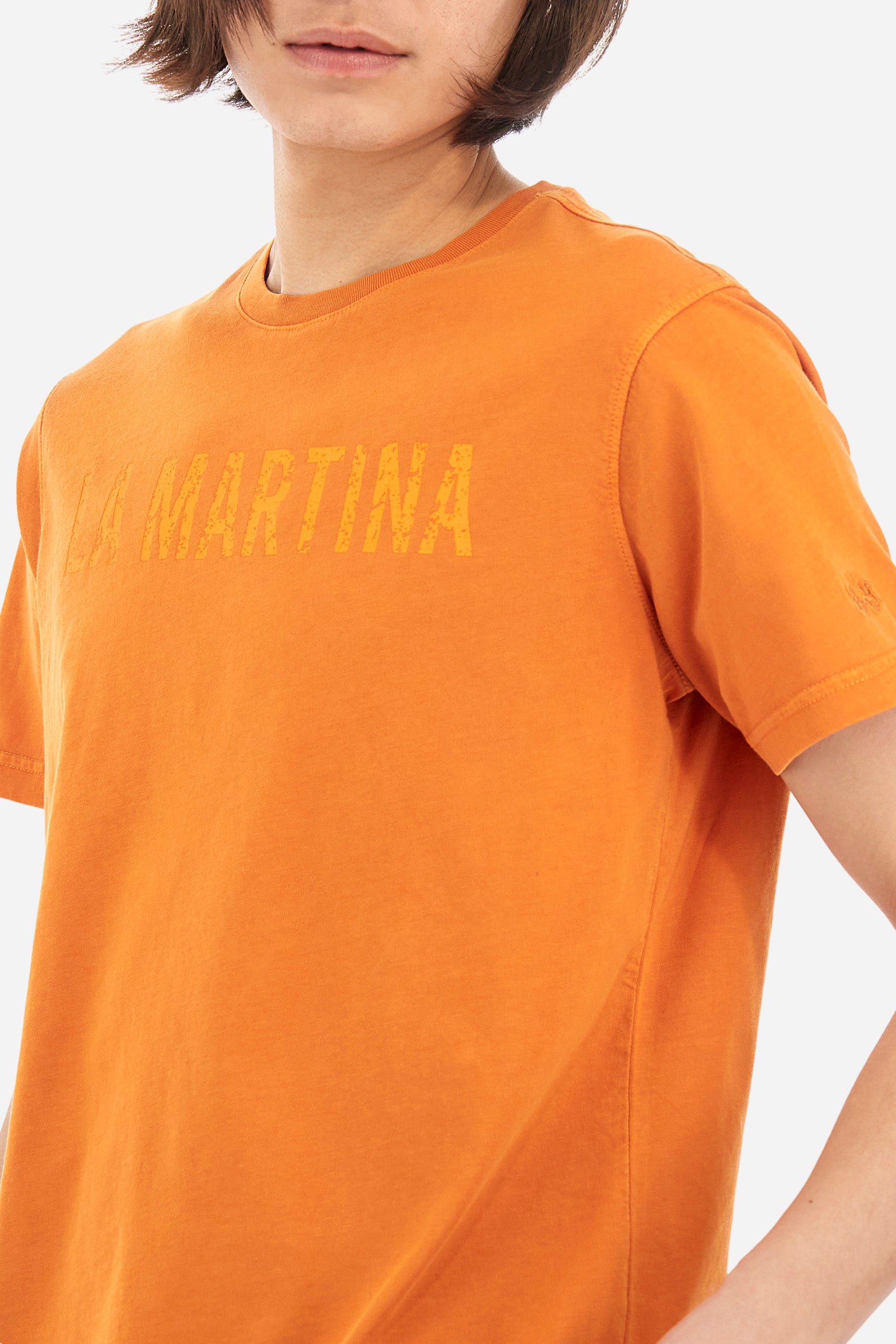Men's short-sleeved T-shirt with a crew neck in a single colour. Made of 100% cotton. On the front we find the writing "La Martina". A small logo is embroidered tone-on-tone on one of the sleeves. Regular fit. The model wears a size L. - Marmelade