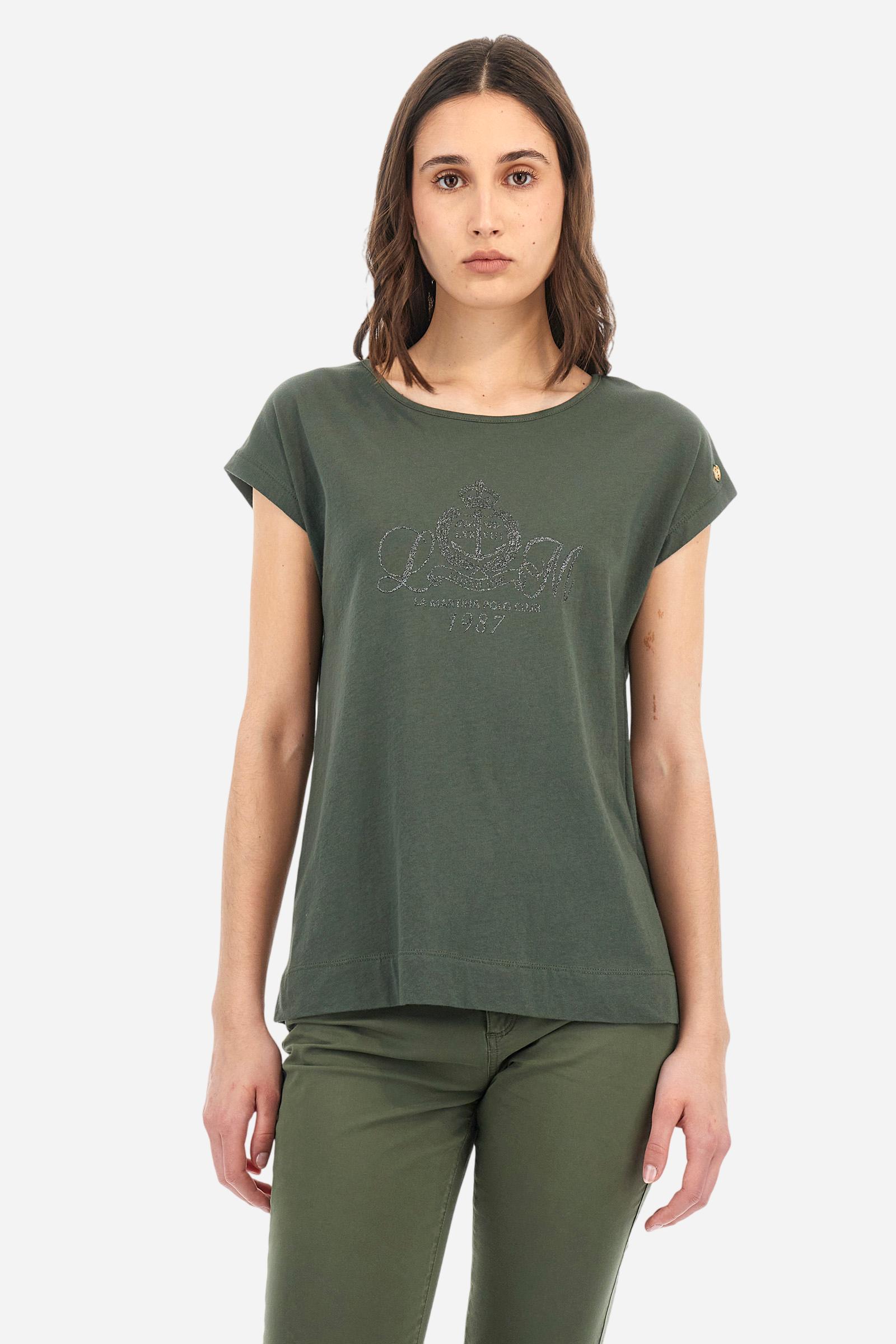 Women's single-colour T-shirt made of 100% cotton jersey. The sleeve is dropped and barely covers the shoulder, with no cut in the middle. The neckline is round and wide with a small V-shaped opening on the back. In the centre of the chest, the navy-style graphic with the brand's logos and lettering is present as a colour-contrasting print. The logo is represented by a metal tag sewn onto the left sleeve. Regular fit. The model is wearing a size 2. - Thyme