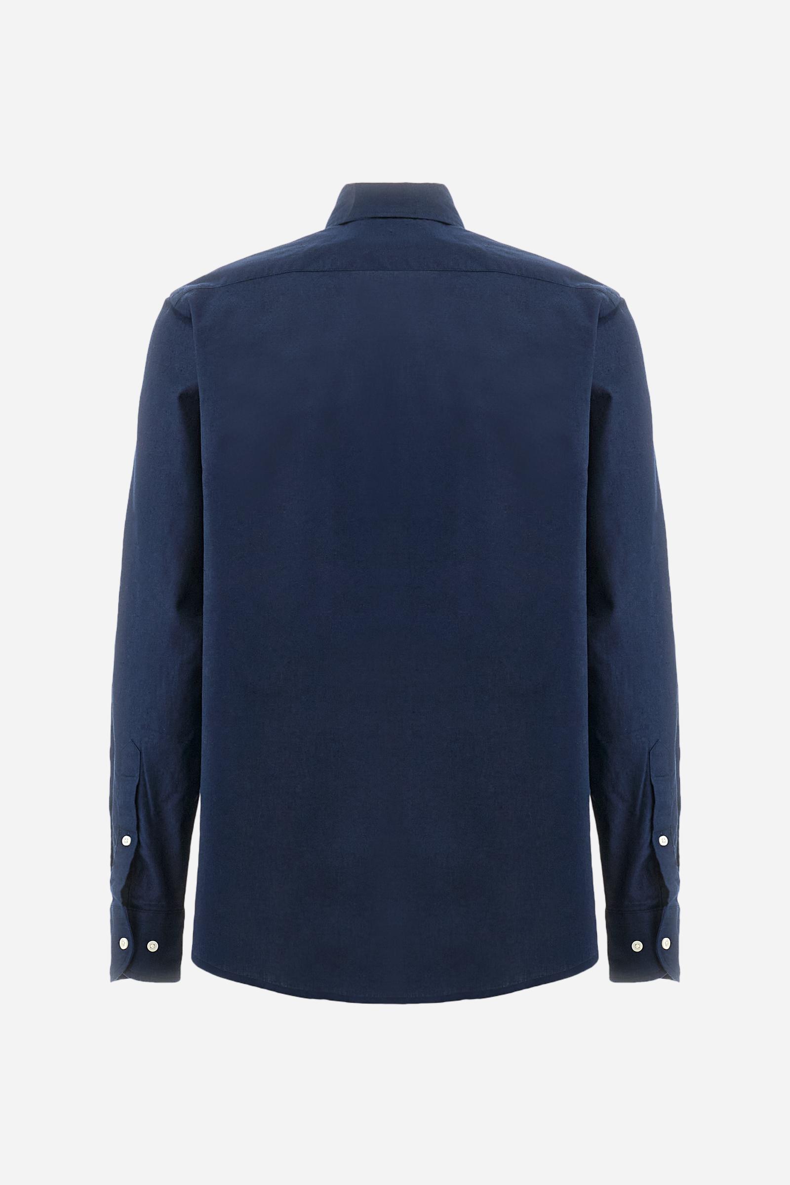 Men's plain long-sleeved shirt made from linen canvas. It features a button-down collar and a basic, traditional design, with woven labels at the bottom of the opening. The logo is embroidered on the chest, over the heart, in tone-on-tone thread. Regular fit. The model is wearing a size L. - Navy