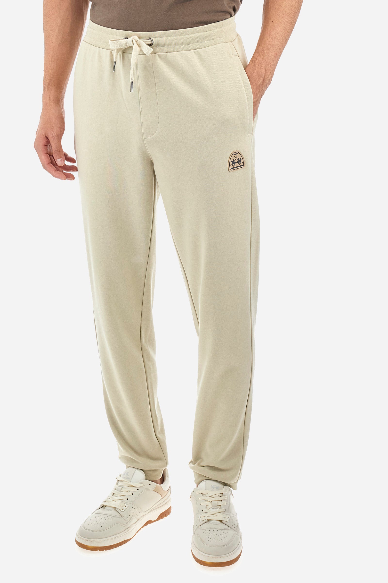 Men's single-colour jogging bottoms in a cotton sweat fabric from the Polo Academy line. With a drawstring waist and double front pocket. Another pocket is present on the back. The logo is present on a patch applied under one of the front pockets. The fit is regular. The model wears a size L. - Bone White