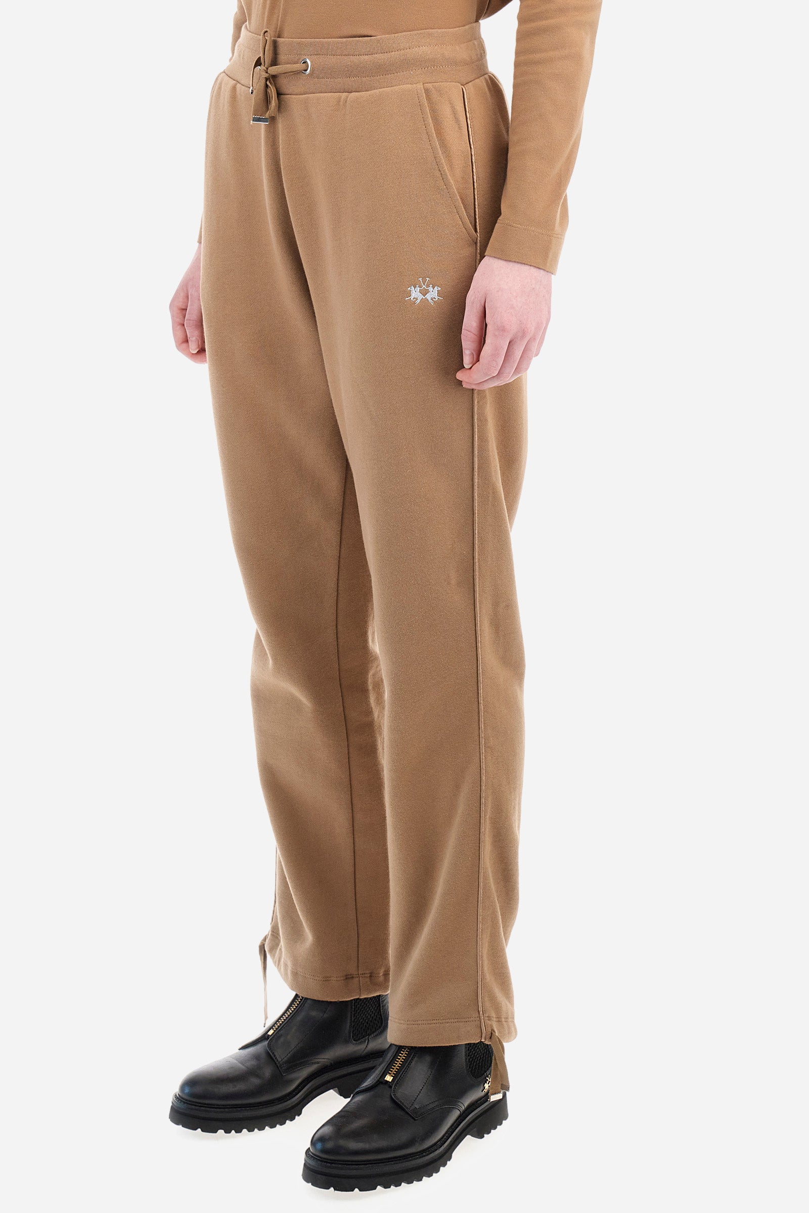 Women's plain jogging bottoms, made from 100% cotton. Drawstring waist. There are also ties at the cuffs. Double front pocket. The logo is embroidered on the front. Regular fit. The model is wearing a size 2. - Tiger's Eye