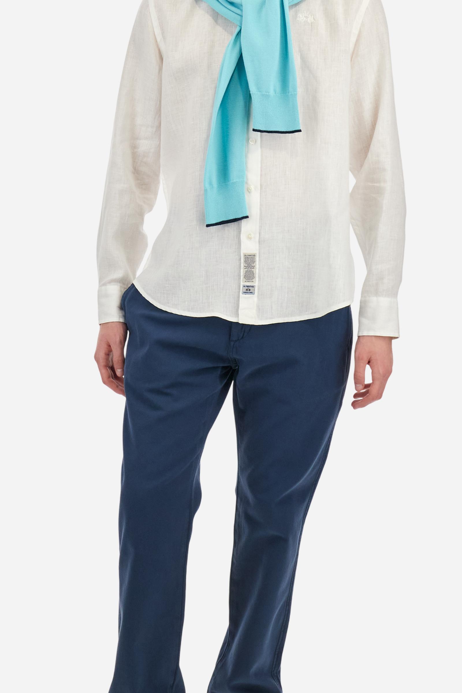 Men's plain long-sleeved shirt made from linen canvas. Button-down collar. Two fabric patches, depicting the brand's certification and the Argentine flag, are sewn on the hem of the garment. A tone-on-tone logo is embroidered on the left side of the chest. Regular fit. The model is wearing a size L. - Optic White