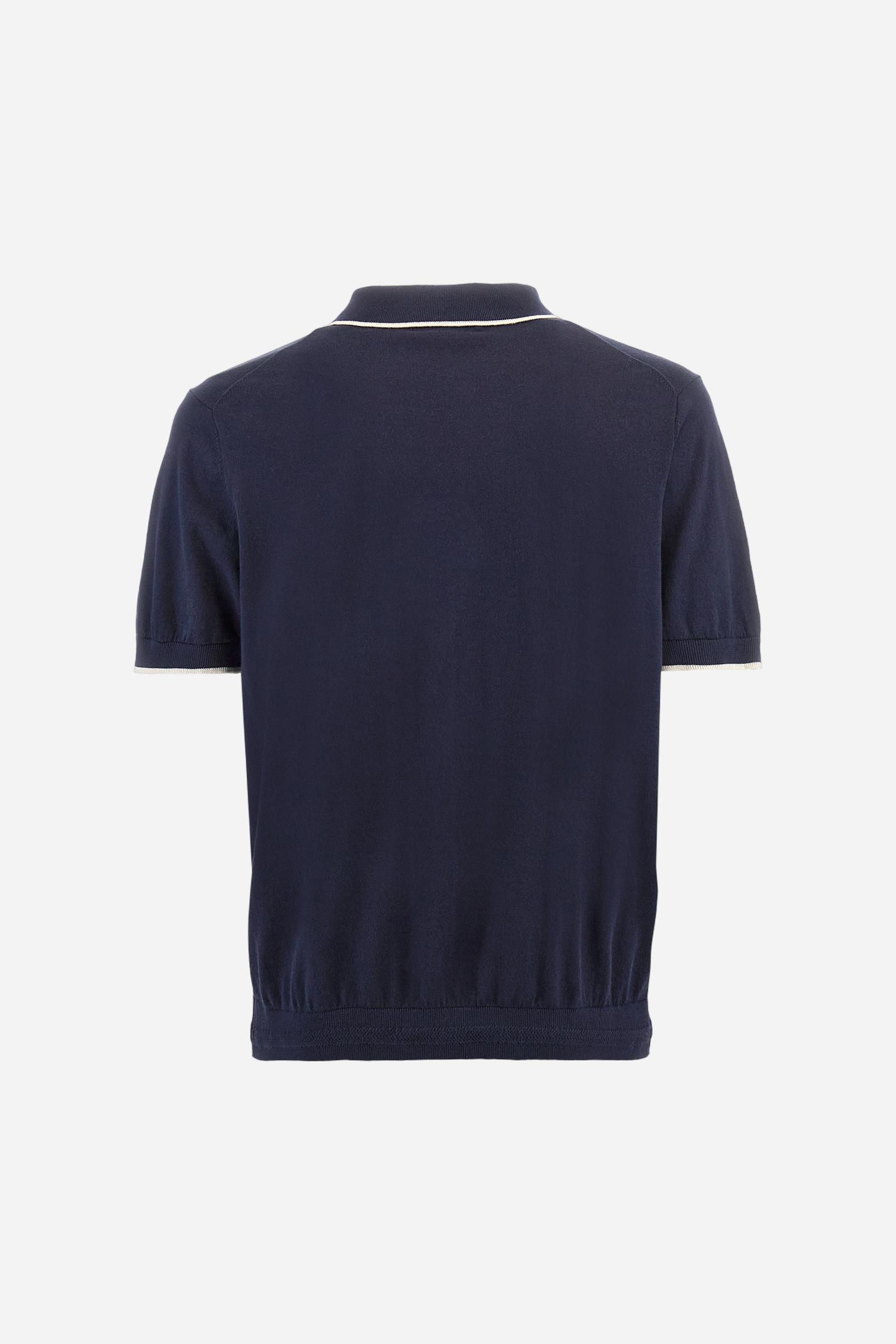 Single-colour men's polo shirt with short sleeves. Made of knitted cotton yarn. Two-button fastening and ribbed collar with contrasting stripes on the bottom. The cuffs of the sleeves are ribbed, as is the band at the bottom, which is embellished in the centre with a band featuring a herringbone stitch. A contrasting coloured jersey ribbon is applied to the inside of the collar. The logo is embroidered on the left side of the chest in contrasting thread. Regular fit. The model is wearing a size L. - Navy