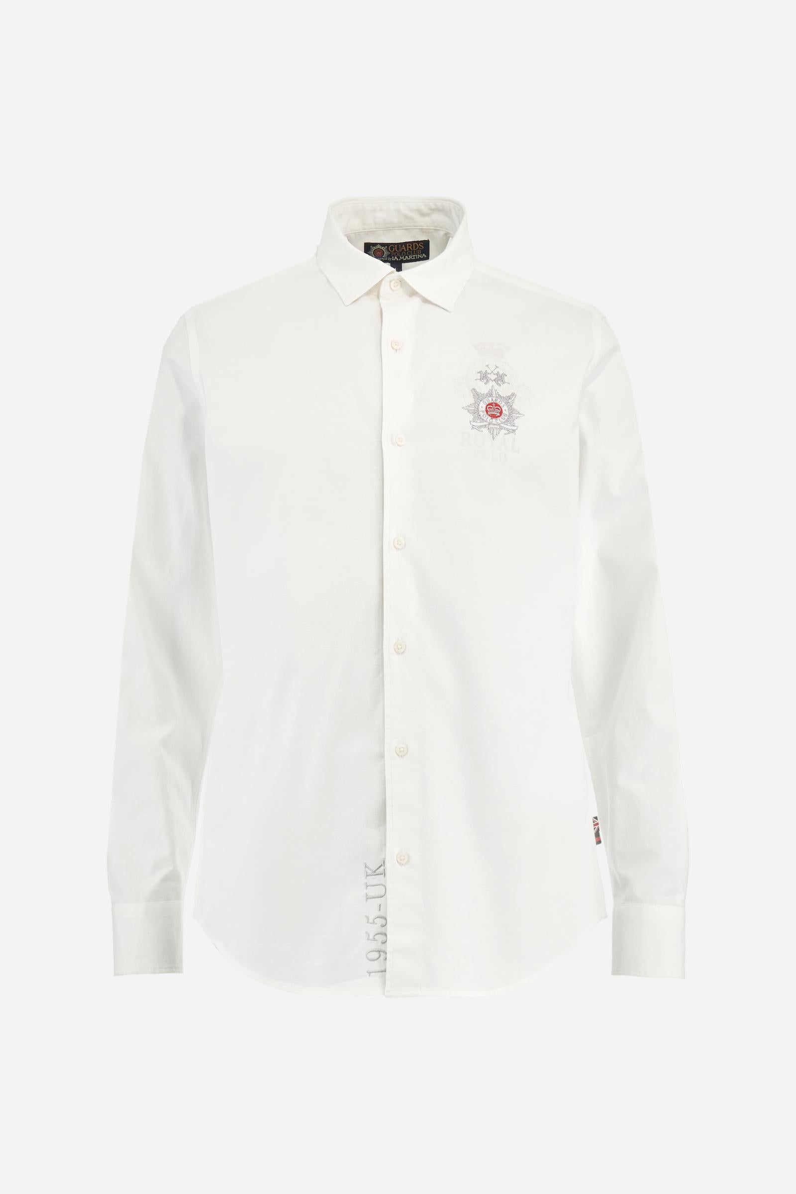 Men’s long-sleeved shirt crafted from stretch cotton Oxford fabric in solid color. Standard button fastening with personalized buttons and a French collar featuring a contrasting embroidered inscription under the collar. A timeless and clean-cut design, enhanced by a large embroidered chest motif combining the Guards crest and the brand’s small logo. Regular fit. The model wears size L. - Optic White