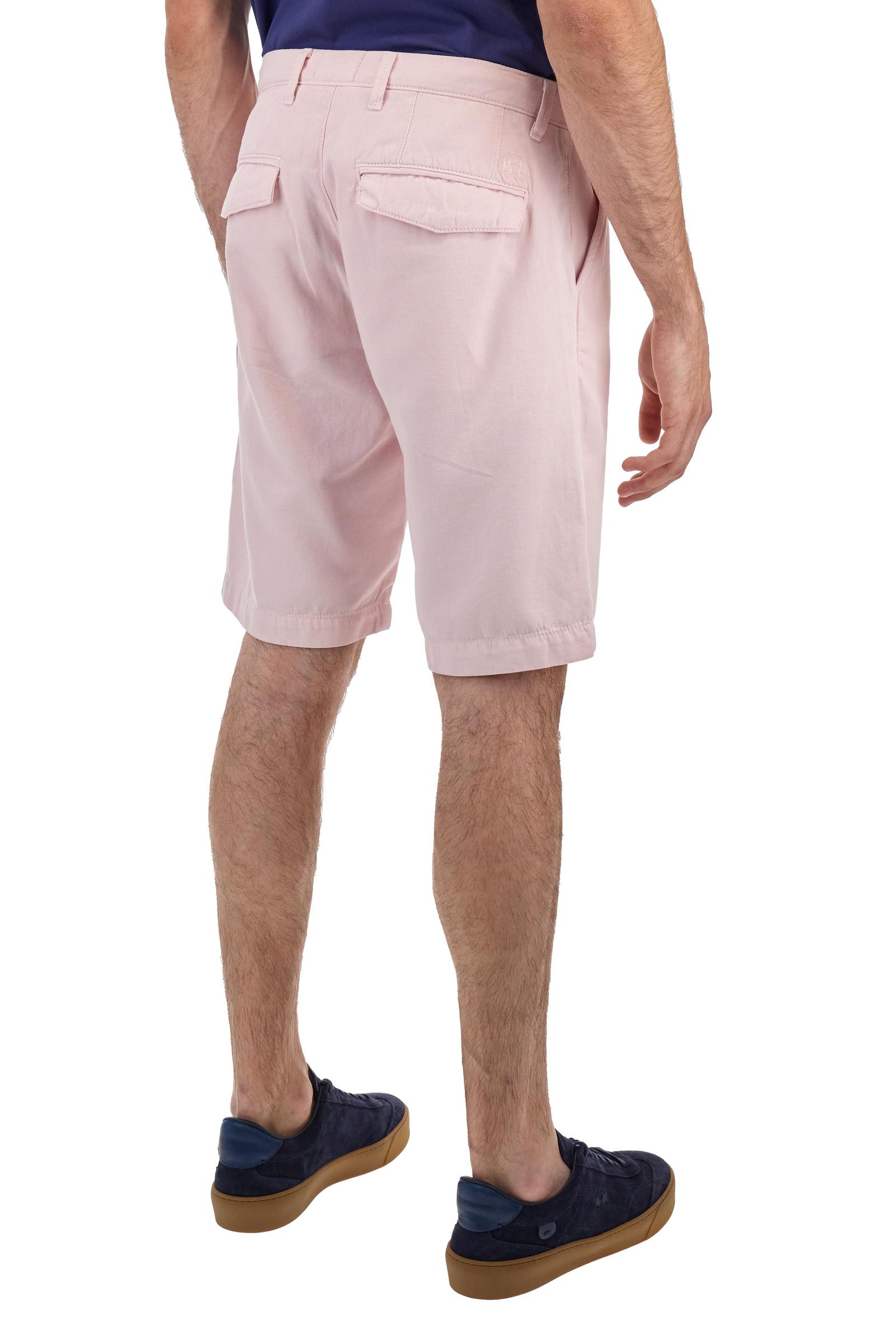 Men's plain Bermuda shorts made from a refined blend of cotton and linen. Fastened with a zip and faux horn button. The side pockets are slanted, while the welt back pockets feature flaps and concealed buttons. The logo, in tone-on-tone embroidery, appears above the right back pocket. Regular fit. The model is wearing a size 33. - Parfait Pink