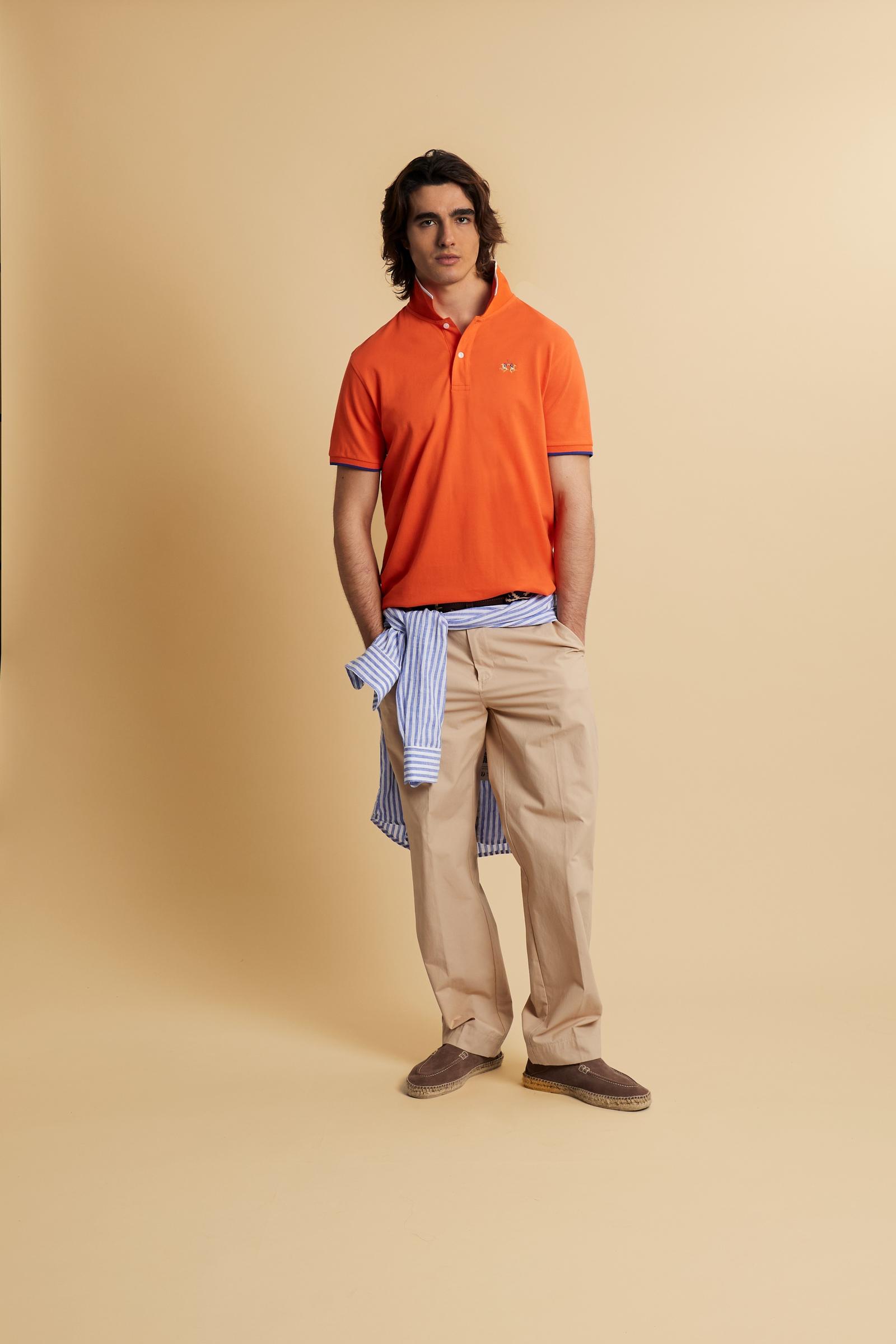 Men’s short-sleeve stretch piqué polo. Two-button placket with ribbed collar and cuffs in solid colour. Numeric patch applied on the sleeve and contrast monogram print under the collar. Small logo embroidered in contrast on the chest. Regular fit. The model wears size L. - Flame