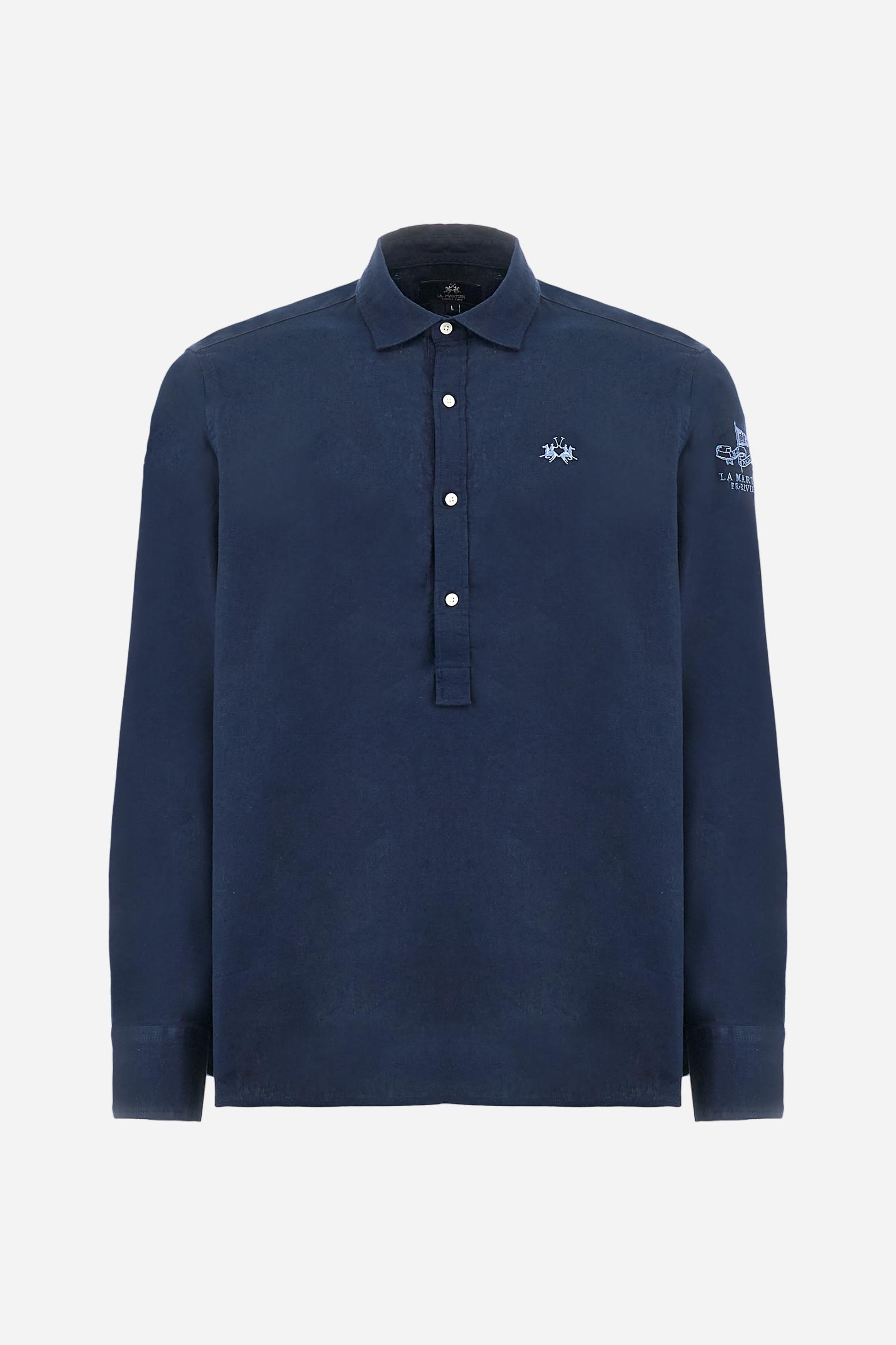 Men's plain long-sleeved shirt, made from luxurious cotton and linen canvas. The spread collar and the opening, which reaches the waist, are closed with 4 buttons. The left bicep is embellished with embroidered graphics depicting lettering, crests and numbers, created using contrasting thread. The logo is embroidered in contrasting thread on the left side of the chest. The regular fit offers a refined and comfortable look. The model is wearing a size L. - Navy