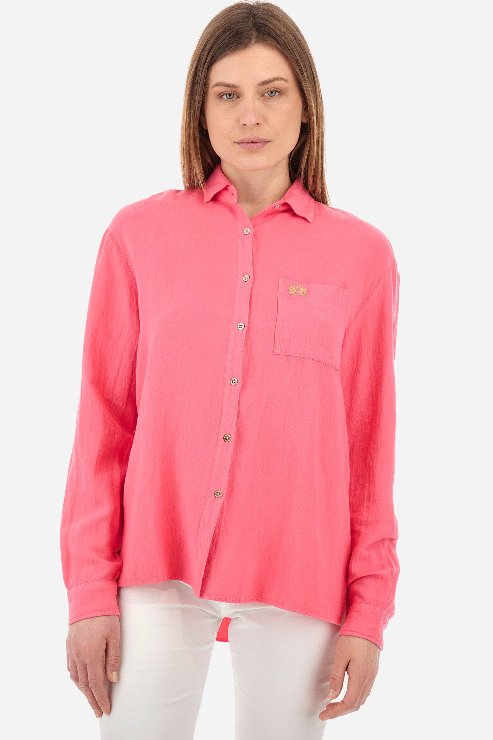 Long-sleeved women's shirt in a linen blend. French collar. With buttoned cuffs. Featuring darts on the back. Featuring a small embroidered logo on the front. The fit is regular. The model wears a size 2. - Hot Pink