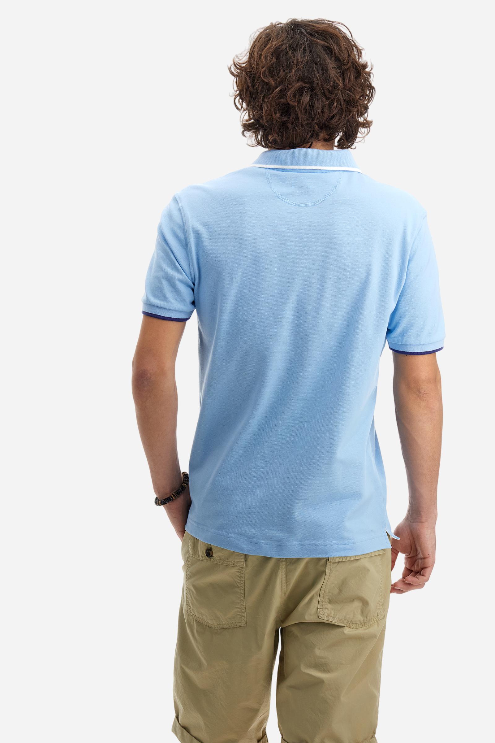 Short-sleeved, single-colour men's polo shirt made of stretch cotton piqué. Fastens with two buttons. The collar and cuffs are ribbed, and there is a colour-contrasting trim at the bottom of the collar. Inside the collar there is a grosgrain ribbon of a different shade. The logo is embroidered on the chest in a contrasting colour. The fit is slim. The model is wearing a size L. - Vista Blue