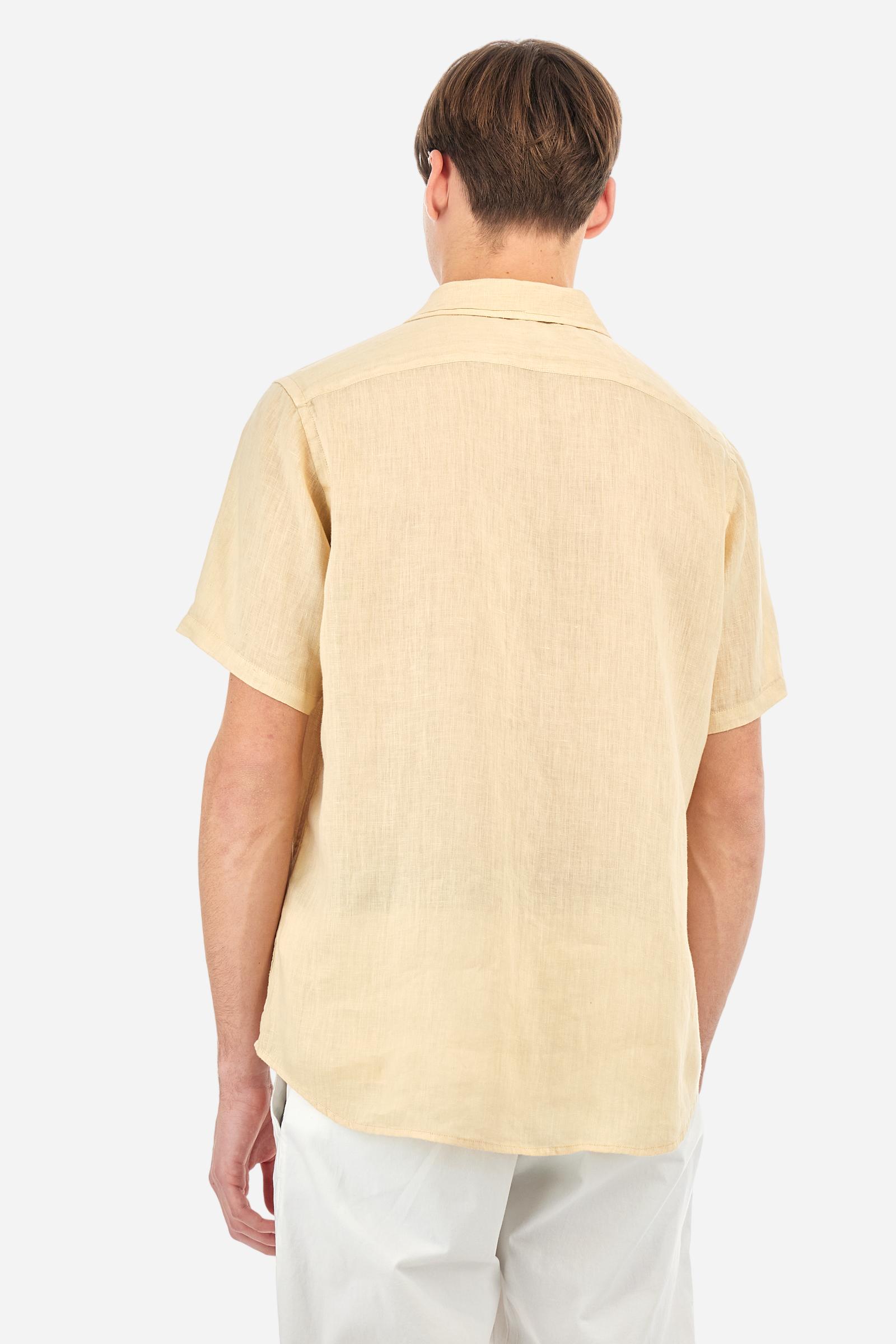 Men's plain short-sleeved shirt made from soft linen canvas. This model features a bowling collar and an appliquéd patch pocket on the left side of the chest, topped with a tone-on-tone embroidered logo. Regular fit. The model is wearing a size L. - Twill