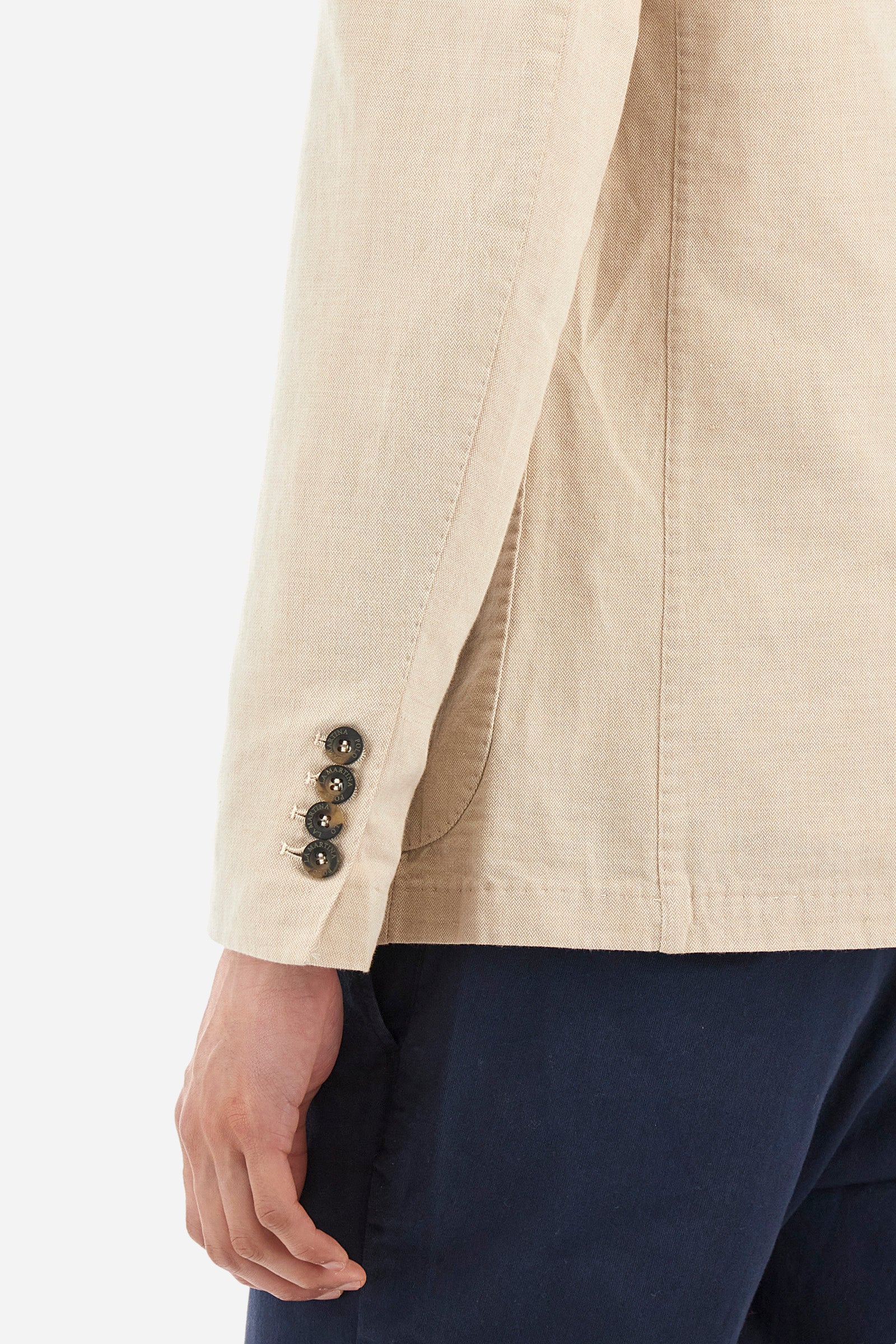Men's long-sleeved cotton/linen-blend blazer with button fastenings on the front. Plain-coloured, classic-cut garment. Metal La Martina logo appliqué on the front. The regular fit is suitable for any body type as the lines remain slim yet comfortable. Part of the Blue Ribbon Capsule Collection, team it – open or buttoned-up – with a pair of the collection’s trousers or jeans. Perfect for drinks by the pool. The model is 187 cm tall and wearing a size L. - Almond Milk/OptWhite