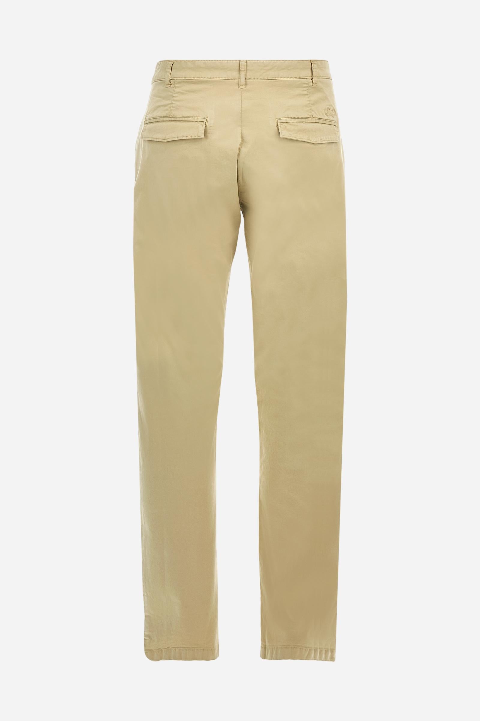 Single-colour men's chino trousers made of elasticated cotton twill. Zip fastening and faux horn button. Side slash pockets and folded waistband. On the back there are welt pockets with a flap and hidden button. The right front loop has a metal rivet with the flag of Argentina as an applied detail. Regular fit. The model is wearing a size 33. - Twill