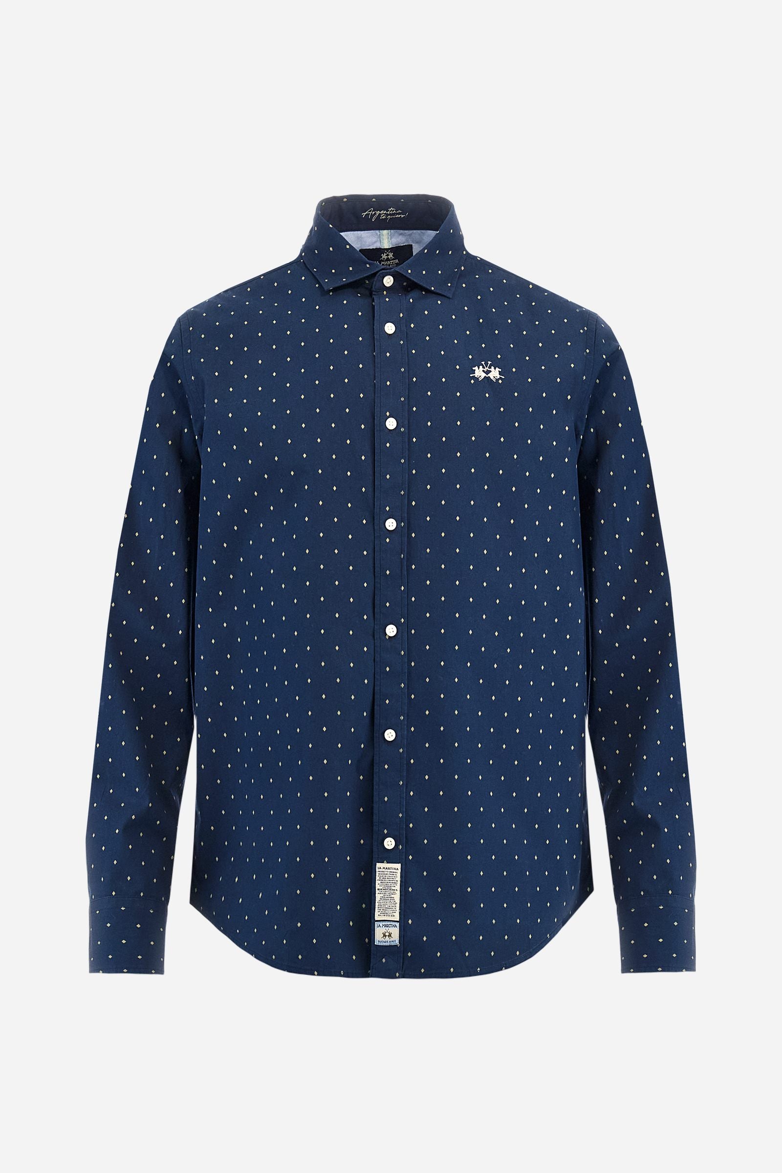 Men's long-sleeved poplin shirt with small contrasting diamond pattern. Made from high-quality, breathable and resistant cotton fabric. Front closure with personalised buttons, French collar with contrasting interior details inspired by Argentina. Small contrasting embroidered logo on the chest adds subtle refinement. Regular fit. Model wears size L. - Navy/Birch