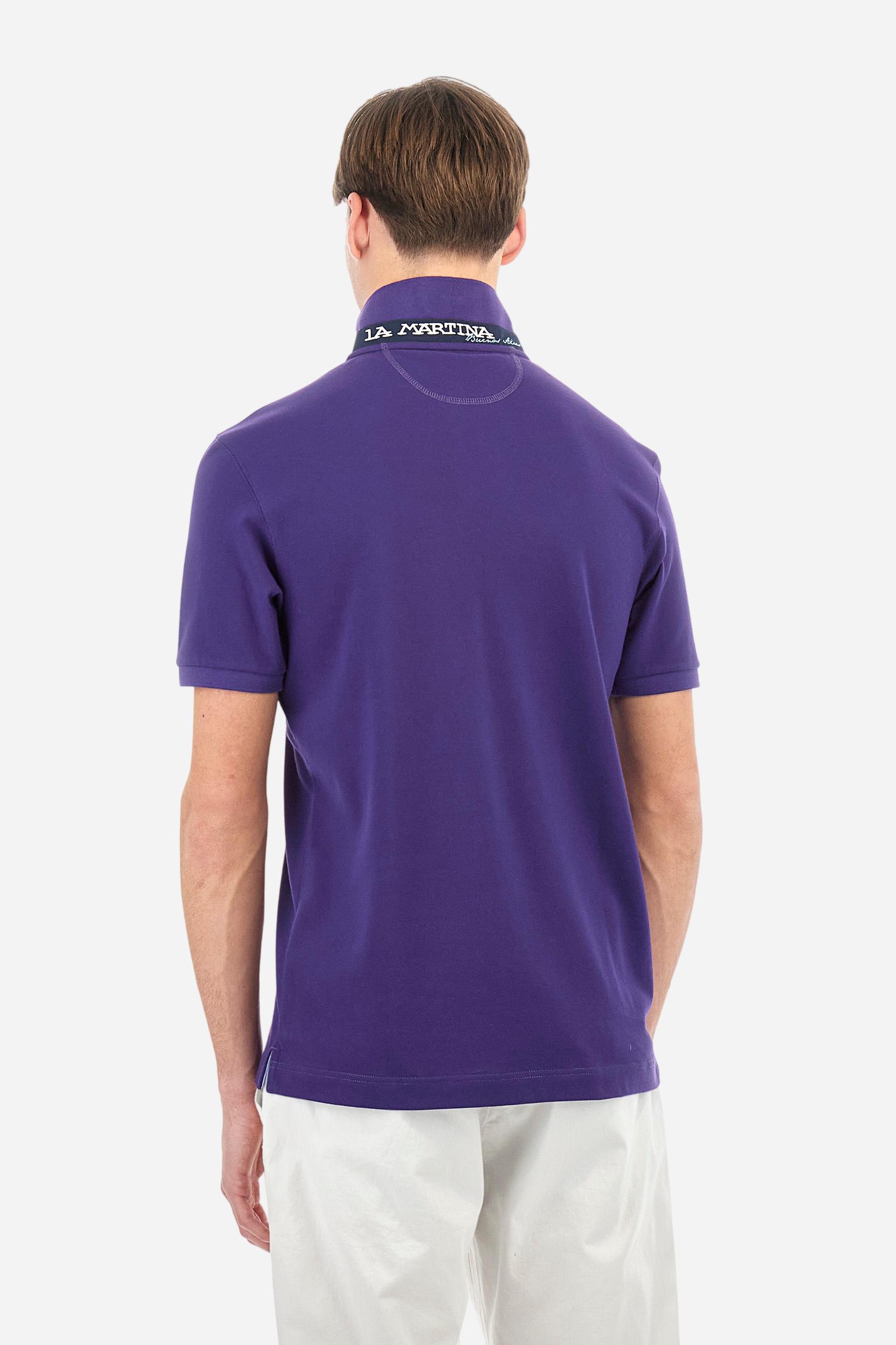 Men's plain short-sleeved polo shirt made from stretch piqué. Two-button fastening. The collar and cuffs are made from tone-on-tone ribbed fabric. Under the collar, there is a contrasting fabric panel with embroidered multicoloured lettering. The logo is embroidered on the left side of the chest in contrasting thread. Slim fit. The model is wearing a size L. - Acai