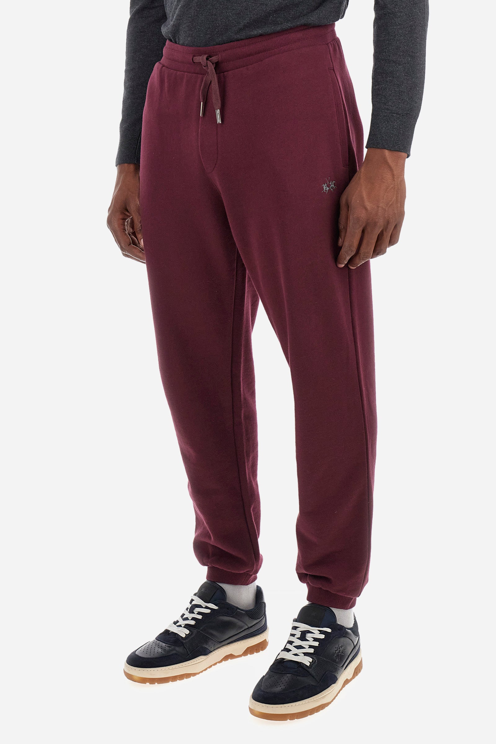 Men's plain jogging bottoms, made from 100% cotton. Drawstring waist and double front pocket. There is an additional pocket on the back. The logo is embroidered on the front. Regular fit. The model is wearing a size L. - Port Royale