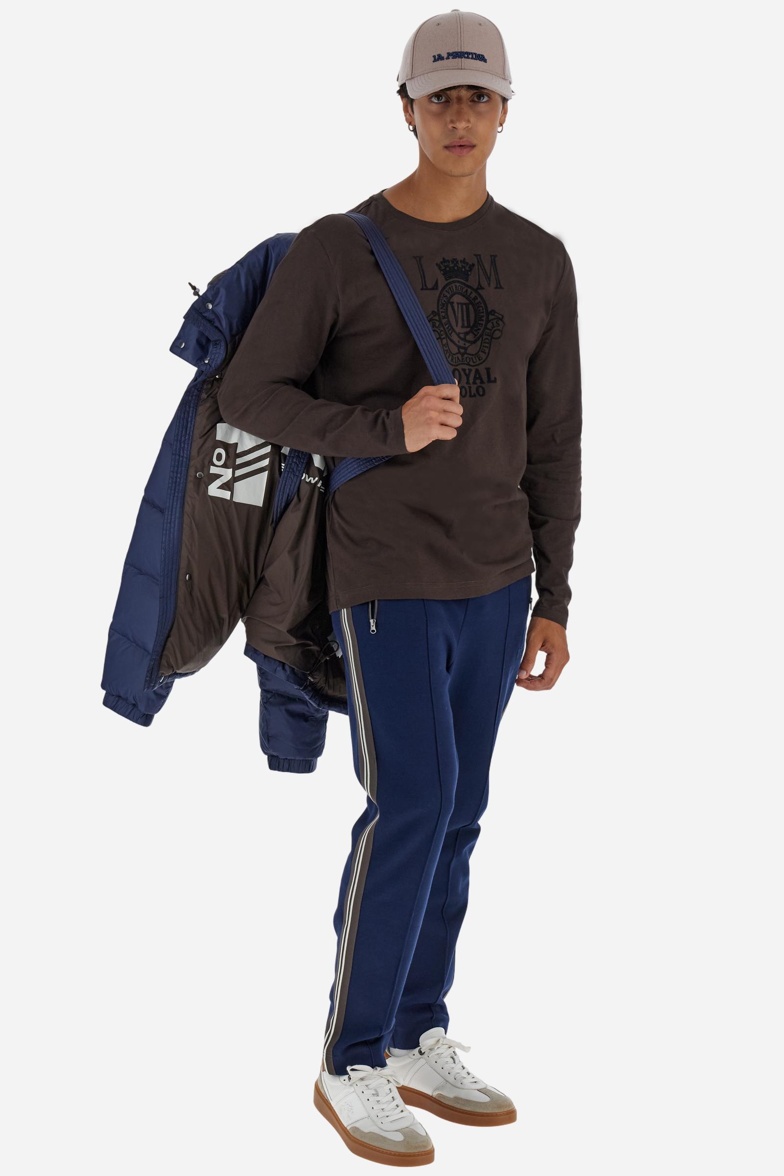 Men’s long-sleeved T-shirt in solid-colored 100% cotton jersey for breathable comfort and softness. Crew neck with ribbed collar and contrasting inner details. Minimalist design enhanced by a large flock print on the chest, celebrating Royal Polo for the Guards capsule. Small contrasting embroidered logo and Guards crest patch visible on the left sleeve. Regular fit for a classic silhouette, not too tight or too loose. Model wears size L. - Java