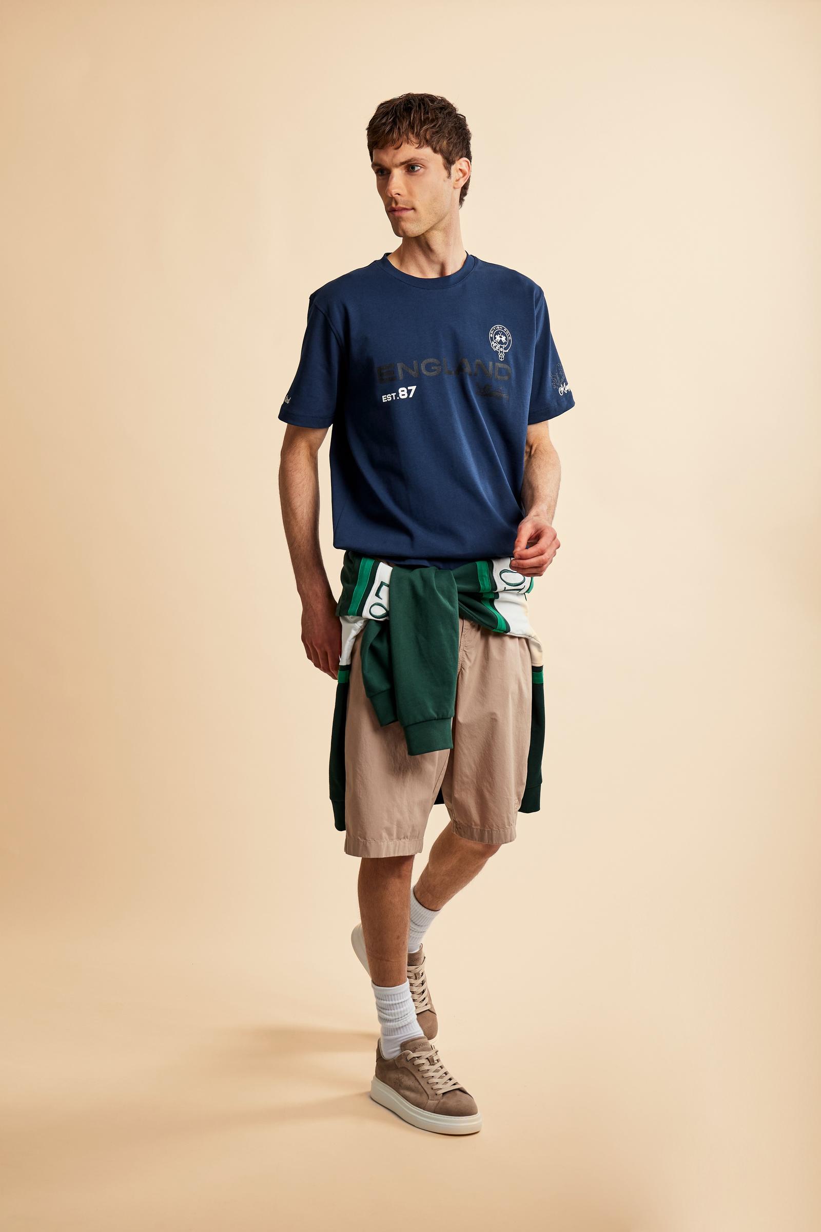 Men’s short-sleeve cotton jersey T-shirt. Contemporary fit with large graphic on the chest and framed horse logo positioned below the collar on the back. - Navy