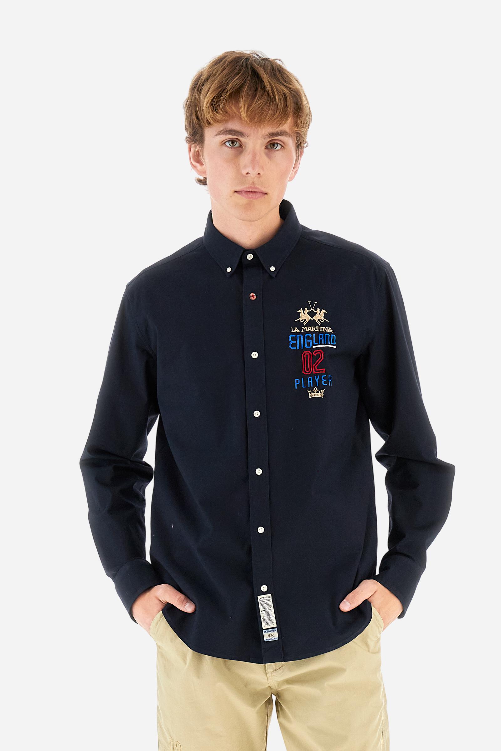 Men's long-sleeved plain shirt made from 100% Oxford cotton. The button-down collar is finished with a second button printed with the English flag. The multicoloured embroidery on the chest, over the heart, includes lettering, numbers and the logo, which add a distinctive touch. Regular fit. The model is wearing a size L. - Navy