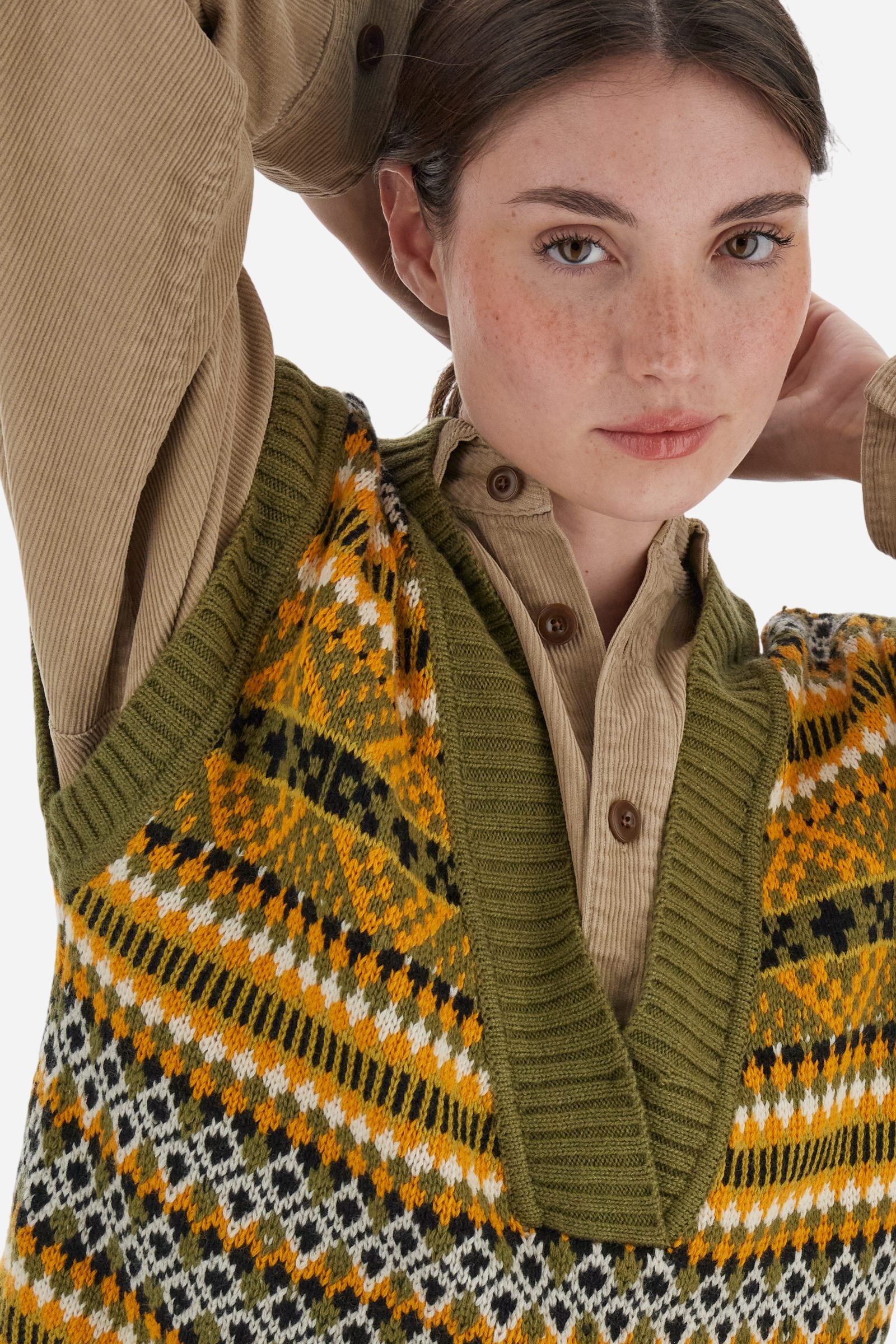 Women’s vest in lambswool blend with deep V-neck, ribbed hem and armholes. Body featuring a lively multicolour jacquard horizontal stripe pattern. Short, straight cut for a modern and comfortable look. Logo on faux leather label applied to the front hem. The model wears size 2. - Olive Branch