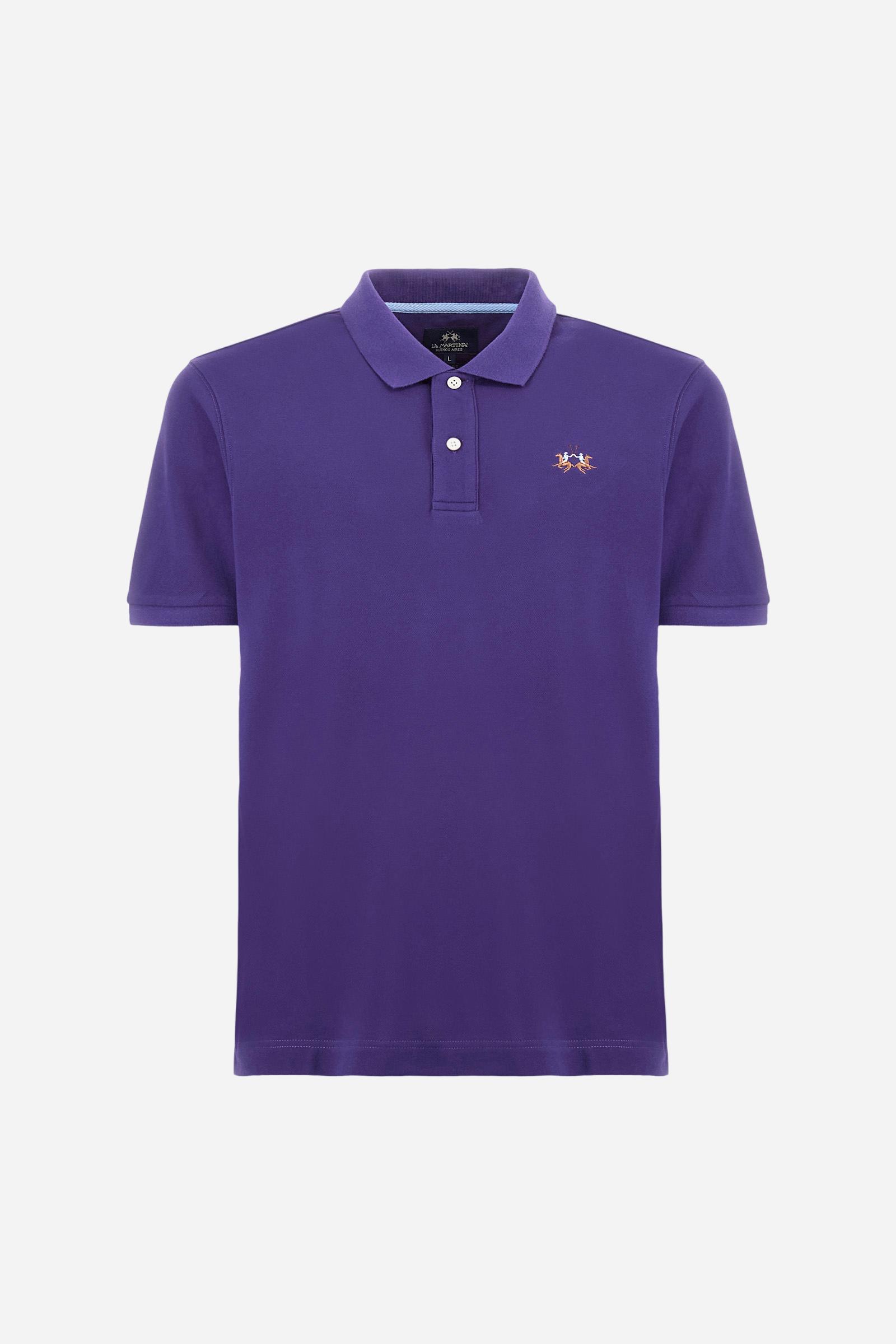 Men's plain short-sleeved polo shirt made from stretch piqué. Two-button fastening. The collar and cuffs are made from tone-on-tone ribbed fabric. Under the collar, there is a contrasting fabric panel with embroidered multicoloured lettering. The logo is embroidered on the left side of the chest in contrasting thread. Slim fit. The model is wearing a size L. - Acai