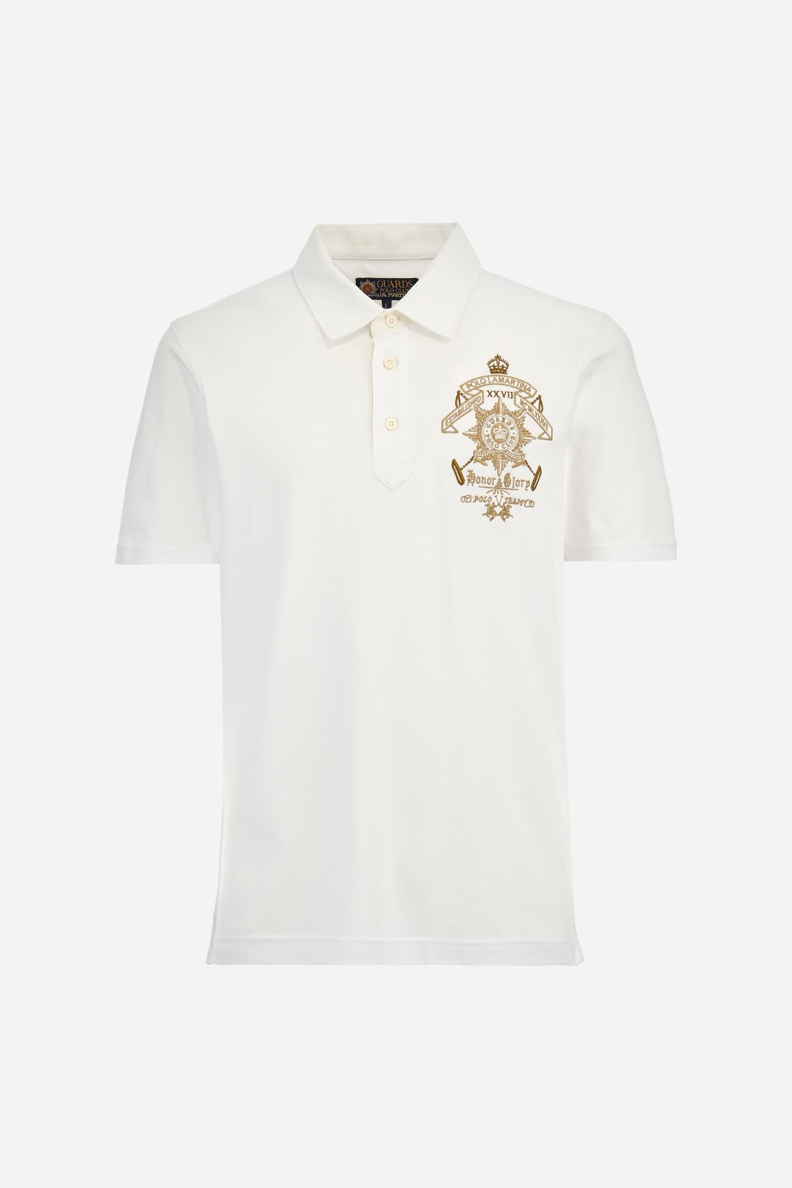 Men's short-sleeved Guards polo shirt in a single colour, made of stretch pique cotton. Fastens with three customised natural faux mother-of-pearl buttons. On the left side of the chest there is a large colour-contrasting embroidery motif, representing the Guard Polo Club. Colour-contrasting tag sewn on the back of the collar. The logo is embroidered on the front. Regular fit. The model is wearing a size L. - Optic White