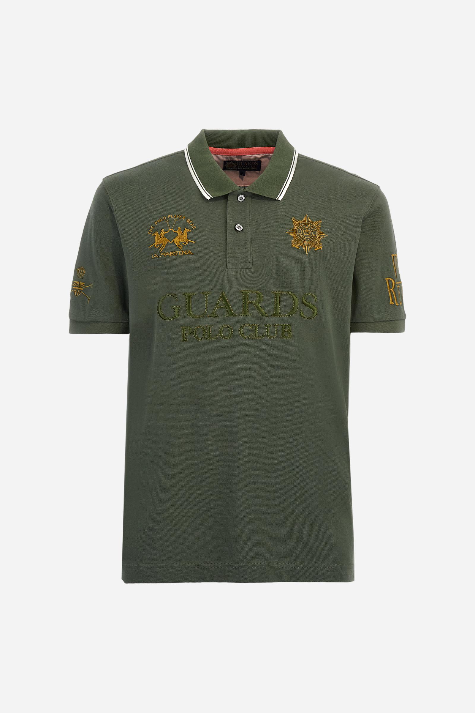 Men's short-sleeved Guards polo shirt in a single colour, made of cotton piqué. Fastens with two buttons. The collar is ribbed with striped trim in a contrasting colour. The graphics on the chest and sleeves are all made using the embroidery technique. The central lettering on the chest is a 3D embroidery in the same colour as the base fabric. The large colour-contrasting logo is embroidered on the chest. The fit is regular. The model is wearing a size L. - Thyme
