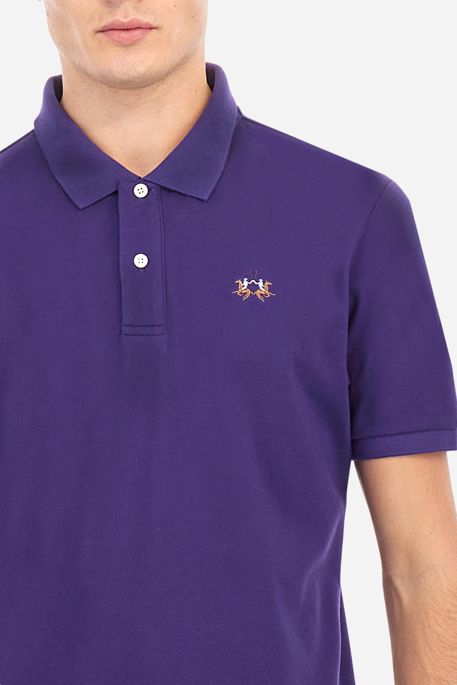 Men's plain short-sleeved polo shirt made from stretch piqué. Two-button fastening. The collar and cuffs are made from tone-on-tone ribbed fabric. Under the collar, there is a contrasting fabric panel with embroidered multicoloured lettering. The logo is embroidered on the left side of the chest in contrasting thread. Slim fit. The model is wearing a size L. - Acai