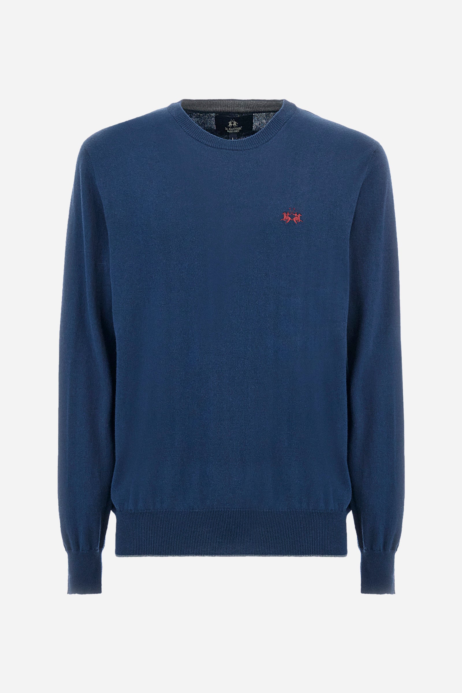 Men's long-sleeved plain crew neck pullover, made from cotton and wool. Ribbed cuffs and hem. Contrasting coloured fabric patches appliquéd on the elbows. The logo is embroidered on the front. Regular fit. The model is wearing a size L. - Navy