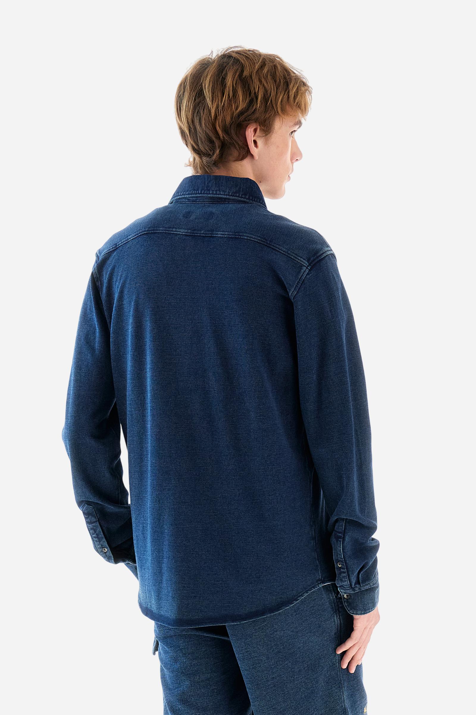 Men's long-sleeved shirt made of 100% cotton pique in indigo. Dark wash. Spread collar. The logo is embroidered in a contrasting colour thread on the left side of the chest. Regular fit. The model is wearing a size L. - Dark Indigo Denim