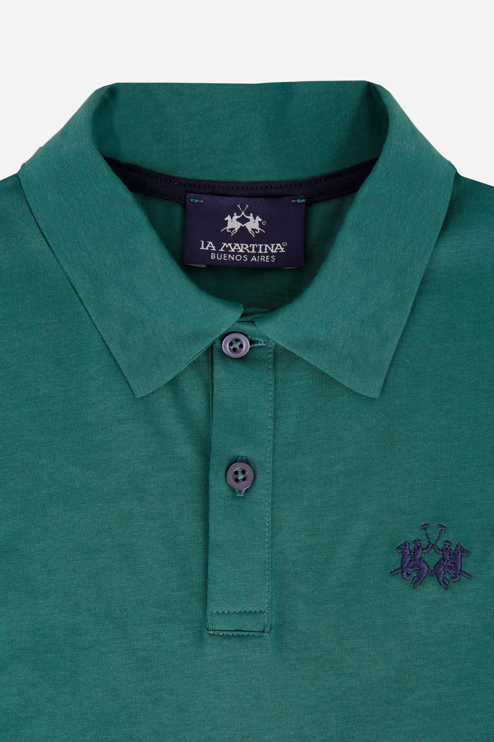 Short-sleeved polo shirt for boys made from 100% cotton jersey in a solid colour. The style features a regular fit, two-button front opening and shirt collar in the same fabric. The contrast inner collar tape recalls the small brand logo embroidered on the chest, adding a distinctive detail to an essential and versatile garment. - Pineneedle