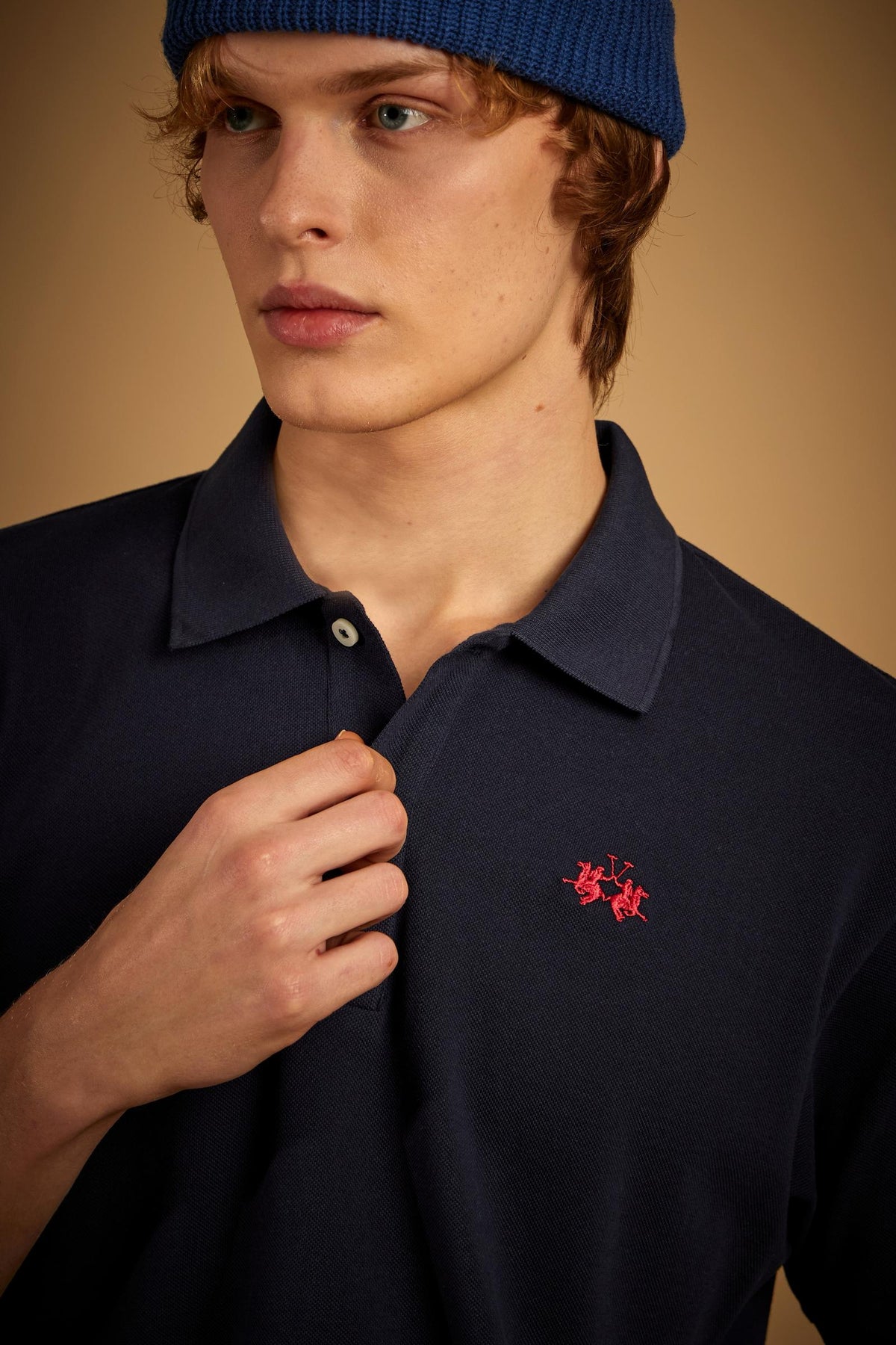 Men’s short sleeve cotton piqué polo shirt with regular fit, two-button placket and contrast brand logo. - Navy Blazer