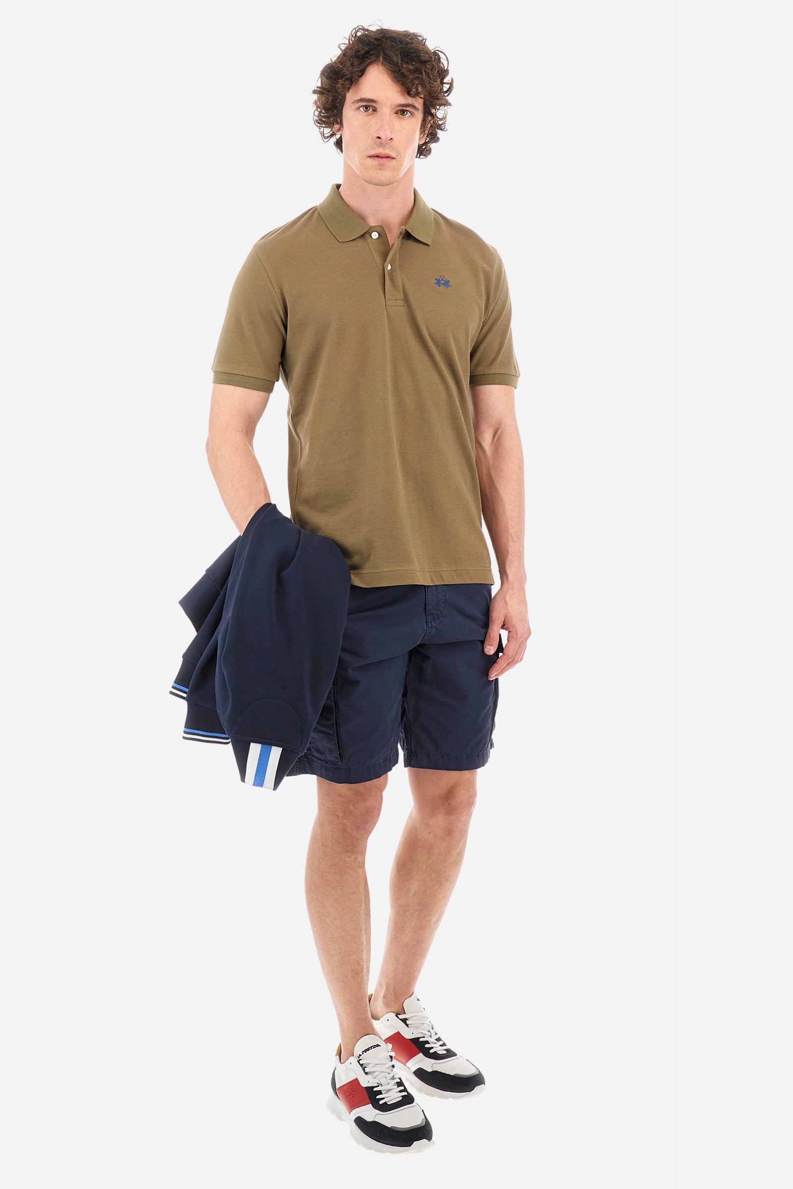 Men's plain-coloured, short-sleeved, regular-fit cotton polo shirt. Contrasting La Martina logo sewn onto the chest. This versatile garment goes perfectly with a pair of jeans from the collection. - Military Olive