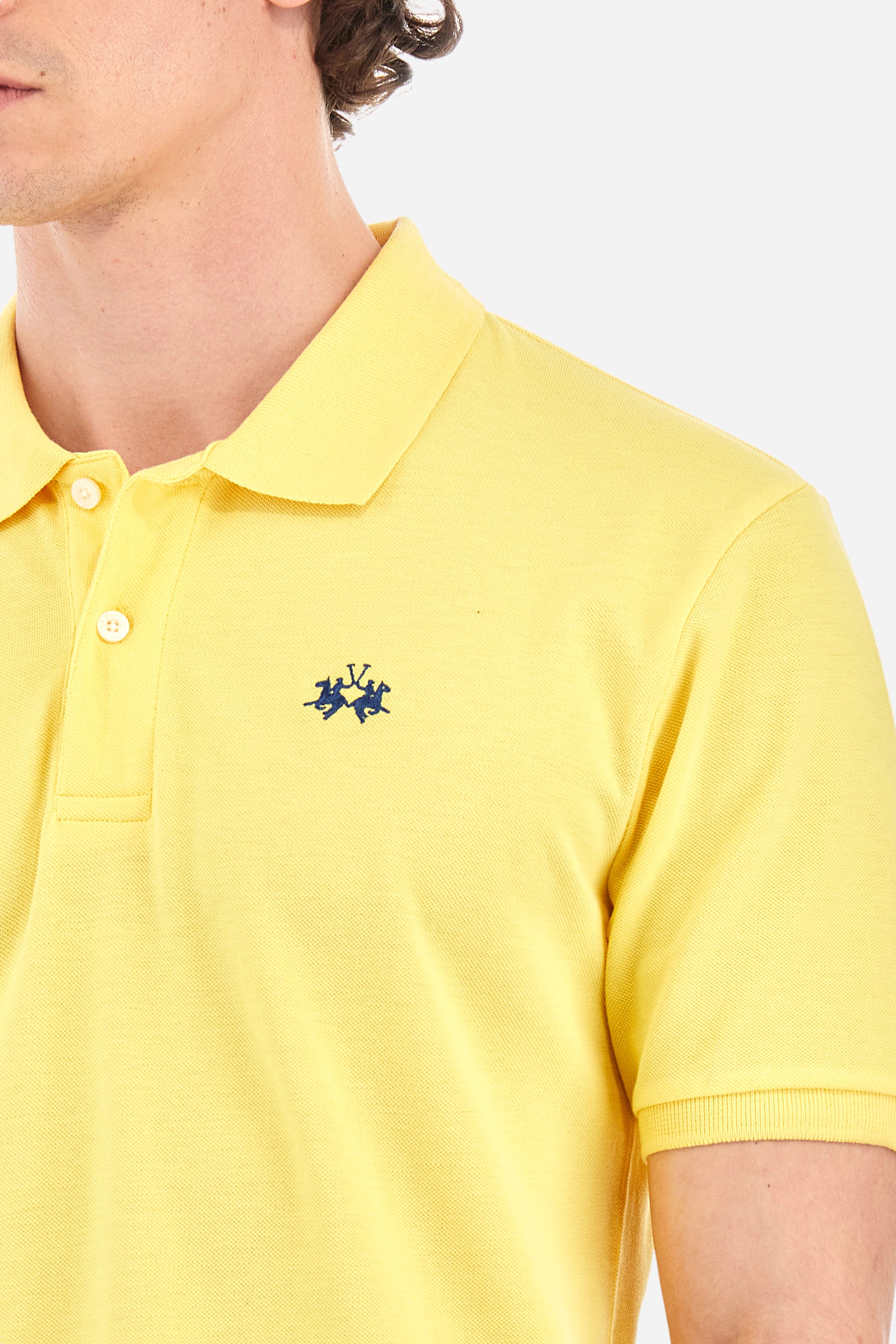 Men's plain-coloured, short-sleeved, regular-fit cotton polo shirt. Contrasting La Martina logo sewn onto the chest. This versatile garment goes perfectly with a pair of jeans from the collection. - Aspen Gold