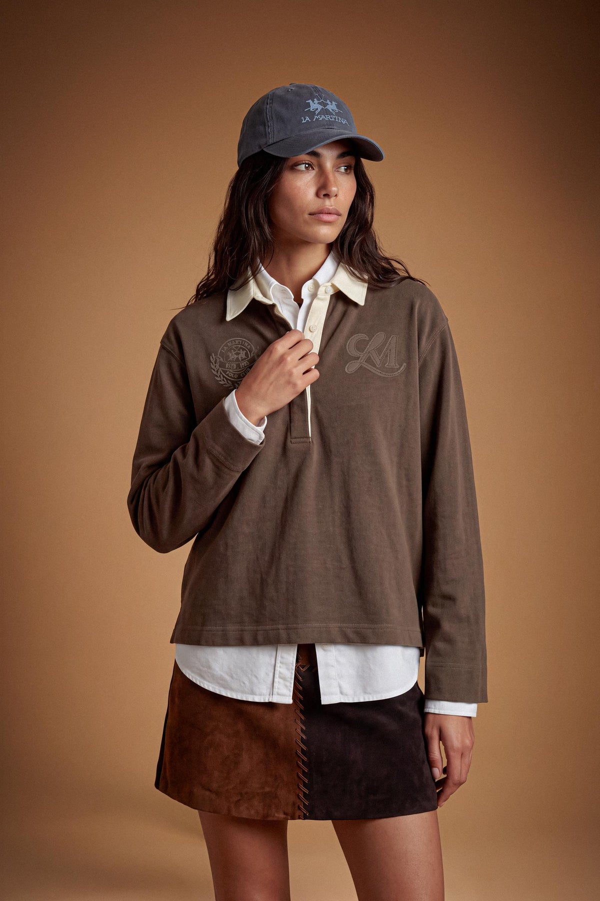 Women's long-sleeve polo in heavy-weight cotton jersey with a comfortable fit, straight cut, rugby collar, concealed front opening, embroidered crest, and LM patch. - Hot Fudge