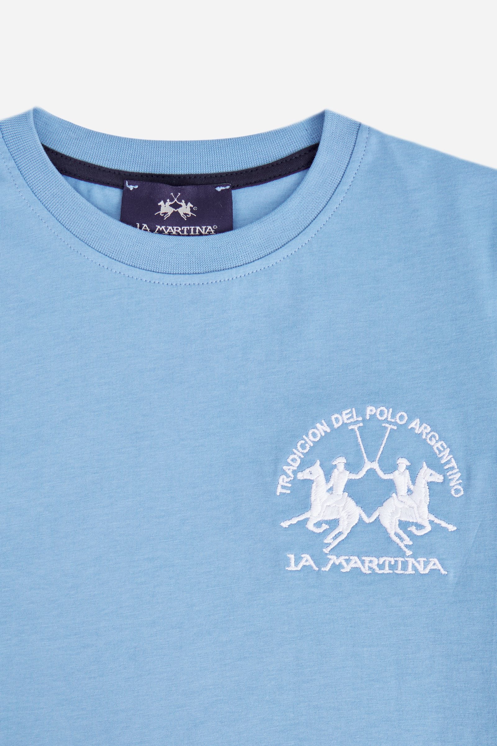Short-sleeved T-shirt for boys made from 100% cotton jersey in a solid colour. The classic style features a regular fit, tonal ribbed crew neck and contrast inner sweatband. The brand’s Team logo, embroidered on the chest in a contrast colour, adds an iconic and distinctive detail. An essential and versatile garment, ideal for the everyday wardrobe. - Ultramarine