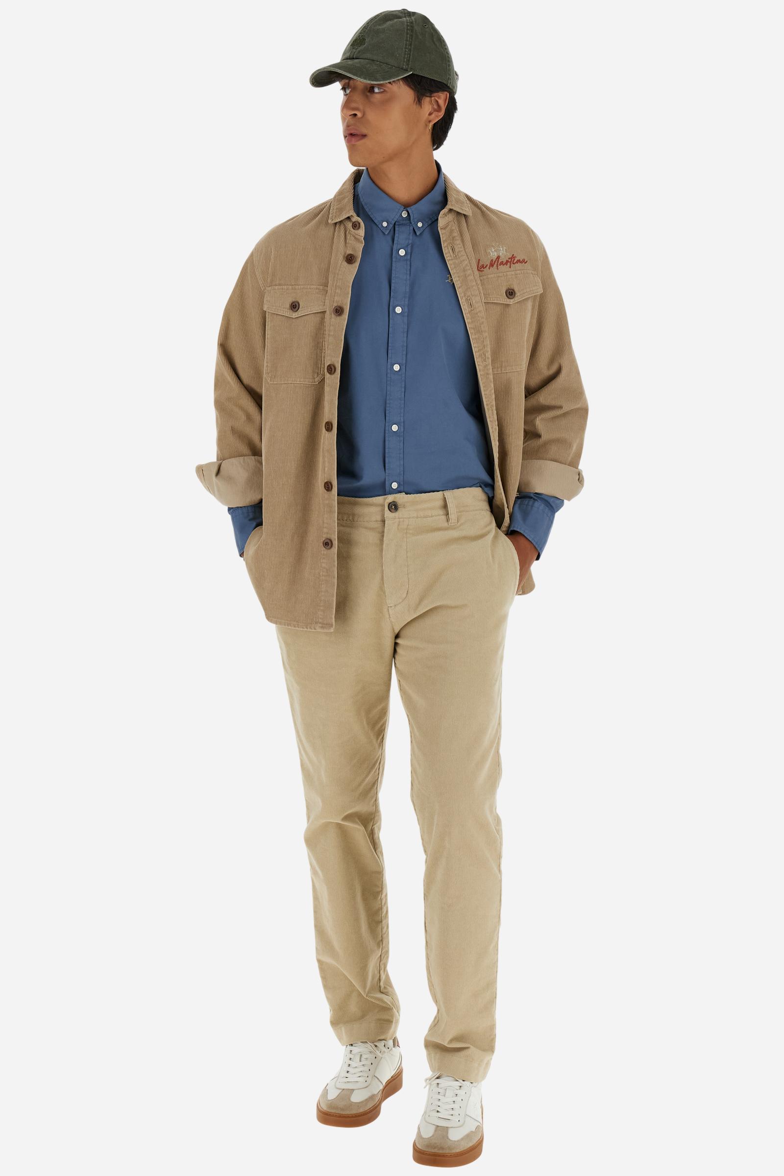 Men’s long chino trousers made of stretch cotton corduroy. Featuring practical slant pockets at the sides and welt pockets at the back, which add a sartorial touch to this basic design. The logo appears on the institutional brand label applied above the back pocket. The regular fit offers a classic silhouette, not too wide and not too slim, perfect for work or casual occasions. Model wears size 33. - Tidal Foam                                                                                                  