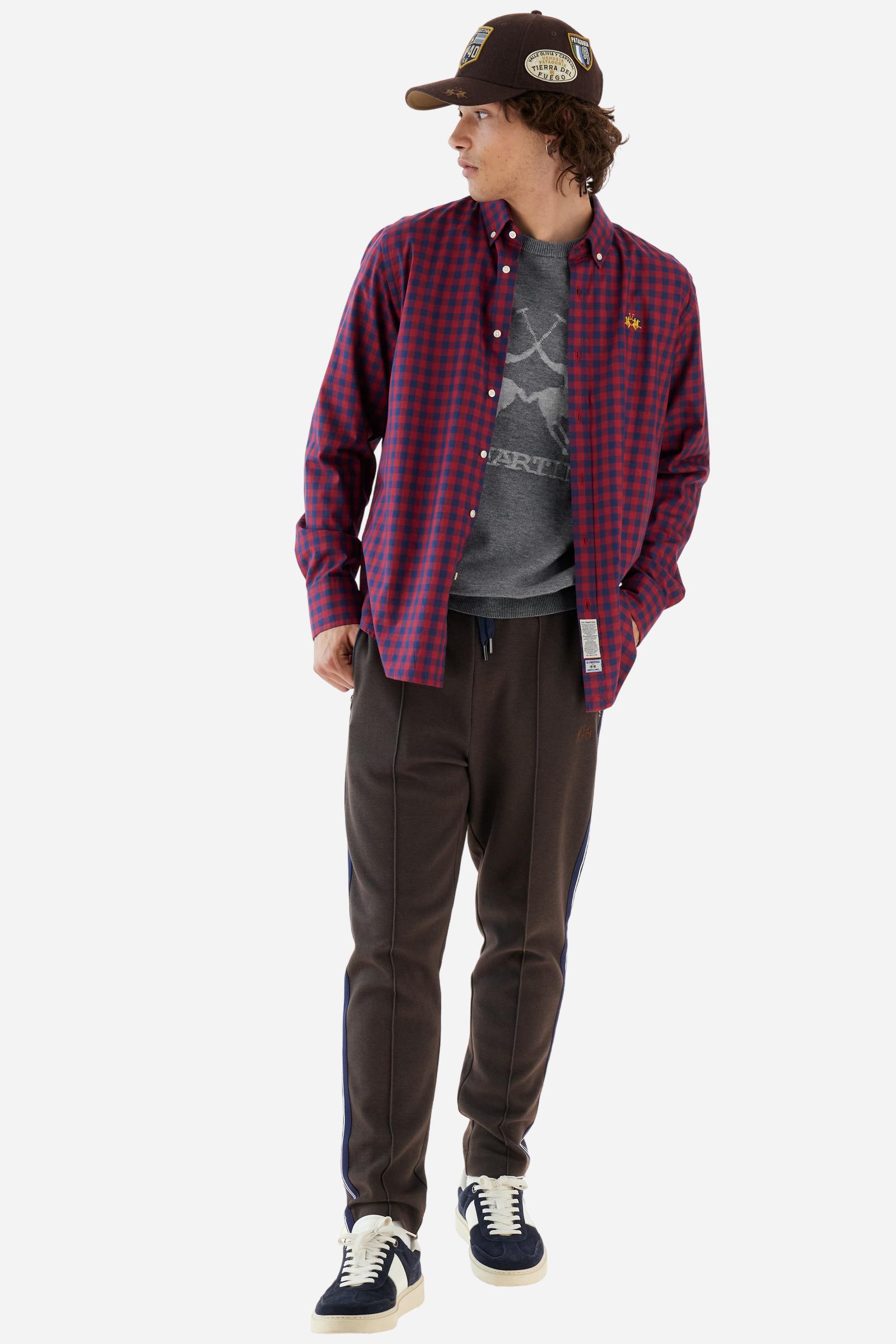 Men's long-sleeved poplin shirt in bicolour checks. With button-down collar and personalised buttons, enriched by contrasting logo embroidery on the chest. Regular fit, comfortable and versatile. Model wears size L. - Navy/Formula One