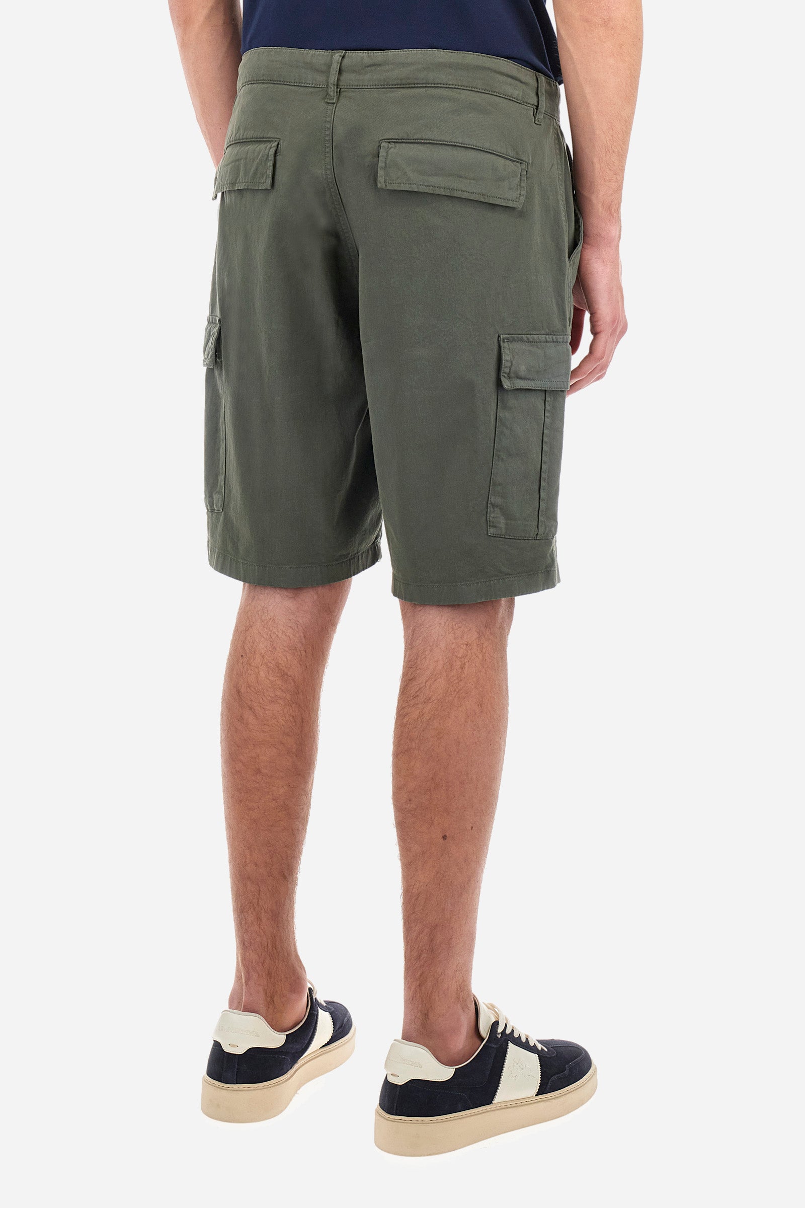 Men's single-colour Bermuda shorts in cotton twill. There are two American pockets, two cargo pockets and two back pockets. With belt loops. Zip and button fastening. The logo is embroidered tone-on-tone on the left cargo pocket. Regular fit. The model is wearing a size 33. - Thyme