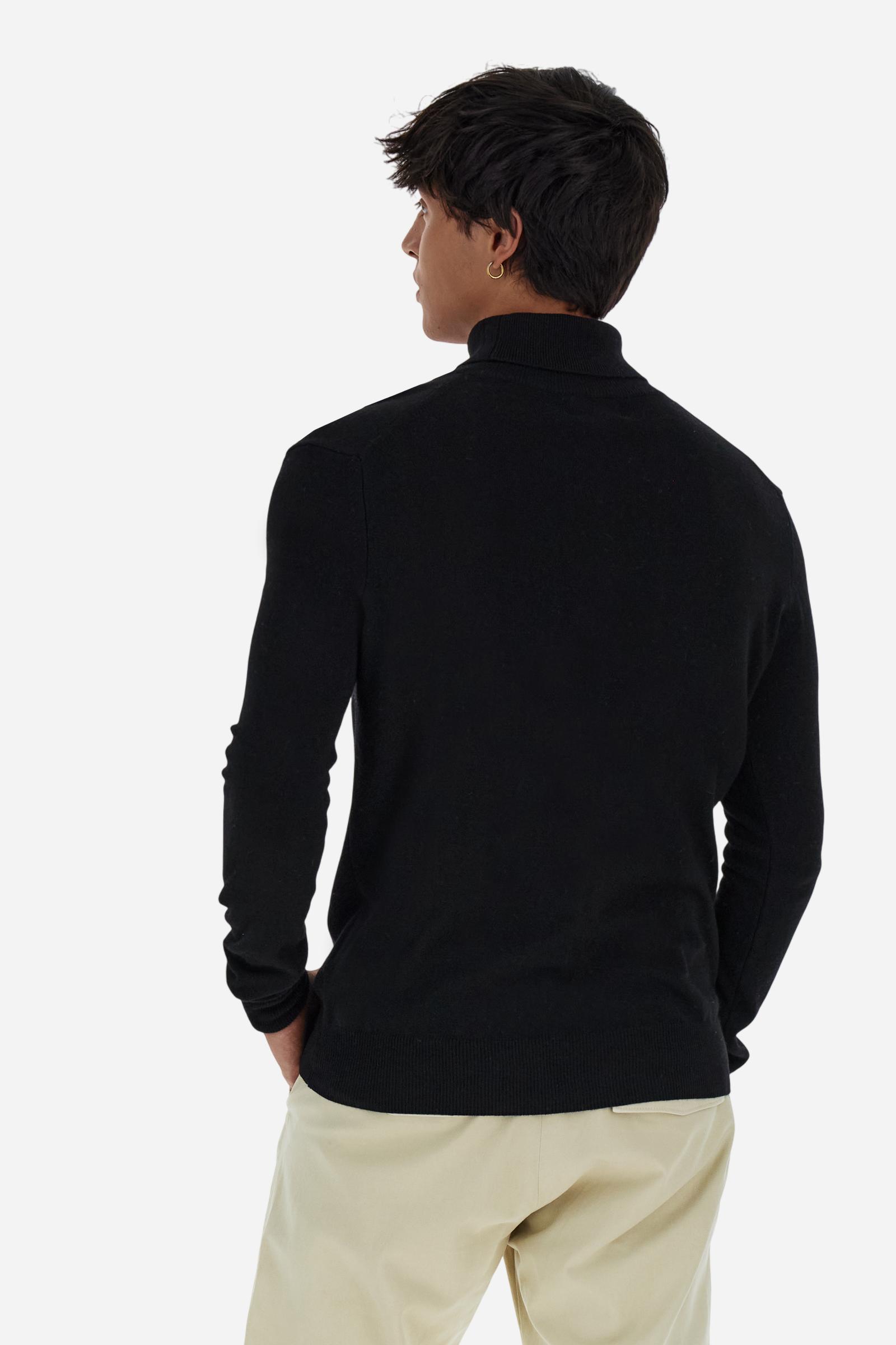 Men's long-sleeved solid colour jumper. This high-neck model is made in a soft-touch wool blend. The neck and cuffs are made in tone-on-tone ribbing. The logo is embroidered on the left of the chest in tone-on-tone thread. Regular fit. The model is wearing a size L - Black
