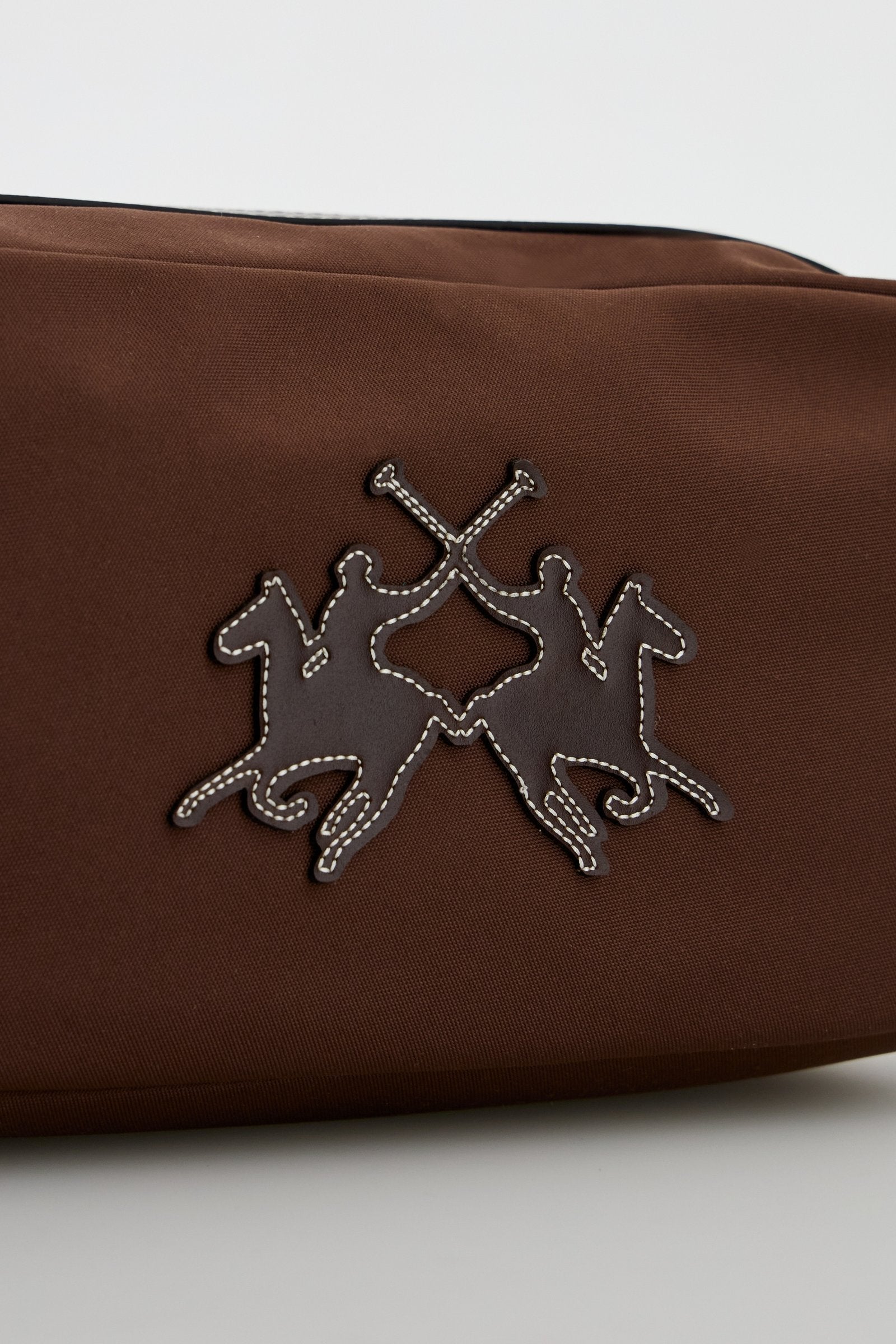 Travel case in matte technical canvas with eco-leather details, double zip compartment and maxi logo on the front. - Tobacco / Sienna                                                                                                                                                                                                                                                                                                                                                                                           