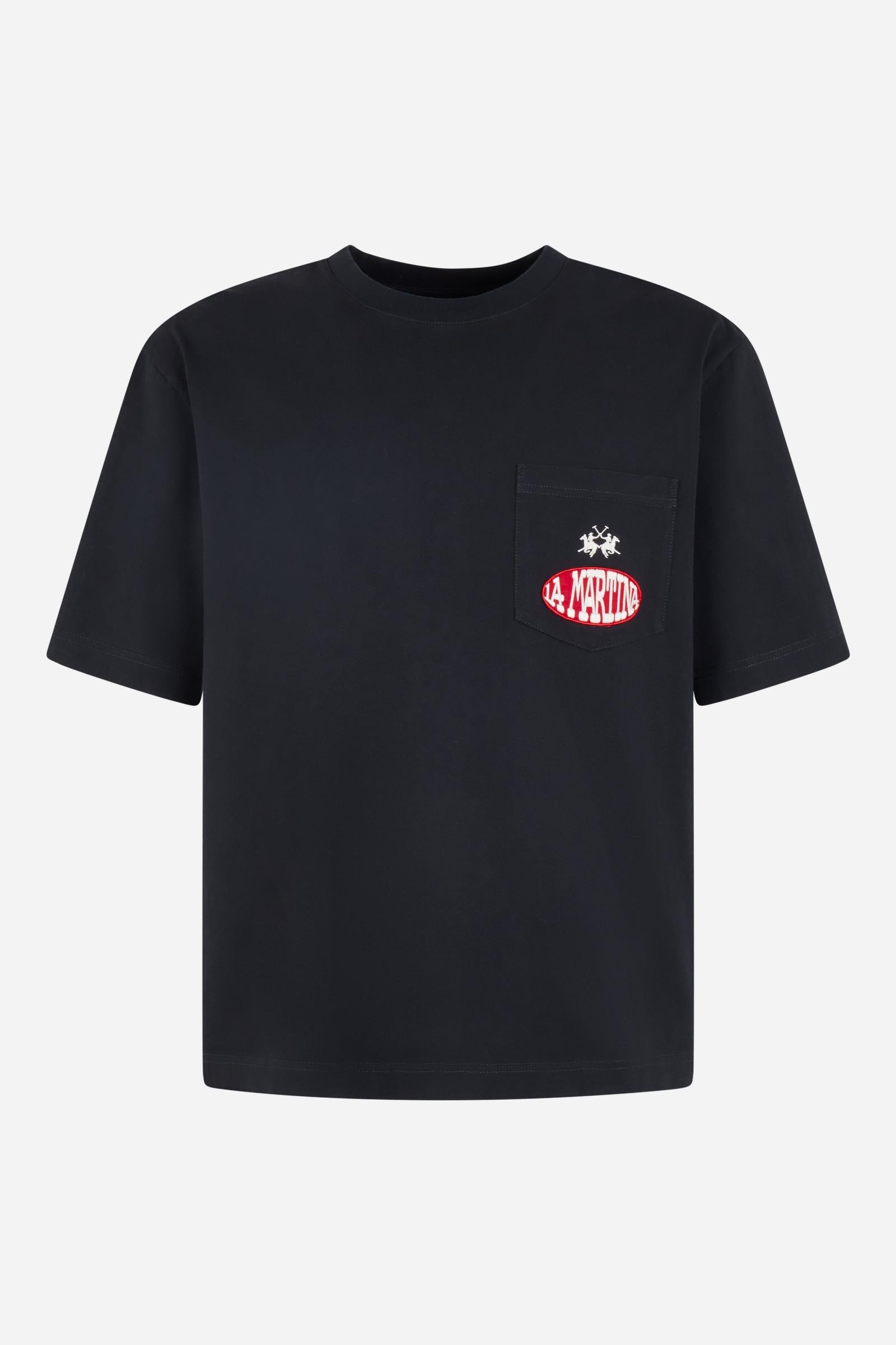 Numbered style with exclusive label, produced in only 100 pieces per style/colour. The label is positioned on the back, at the lower right, with the progressive number clearly visible. Short-sleeved T-shirt made from solid-colour 100% cotton jersey. The crew-neck design, with tone-on-tone ribbed collar, features a contemporary cut with a modern, wide and relaxed silhouette. The left side of the chest is enriched with a small pocket featuring the brand logo embroidered in contrast and an applied embroidered 