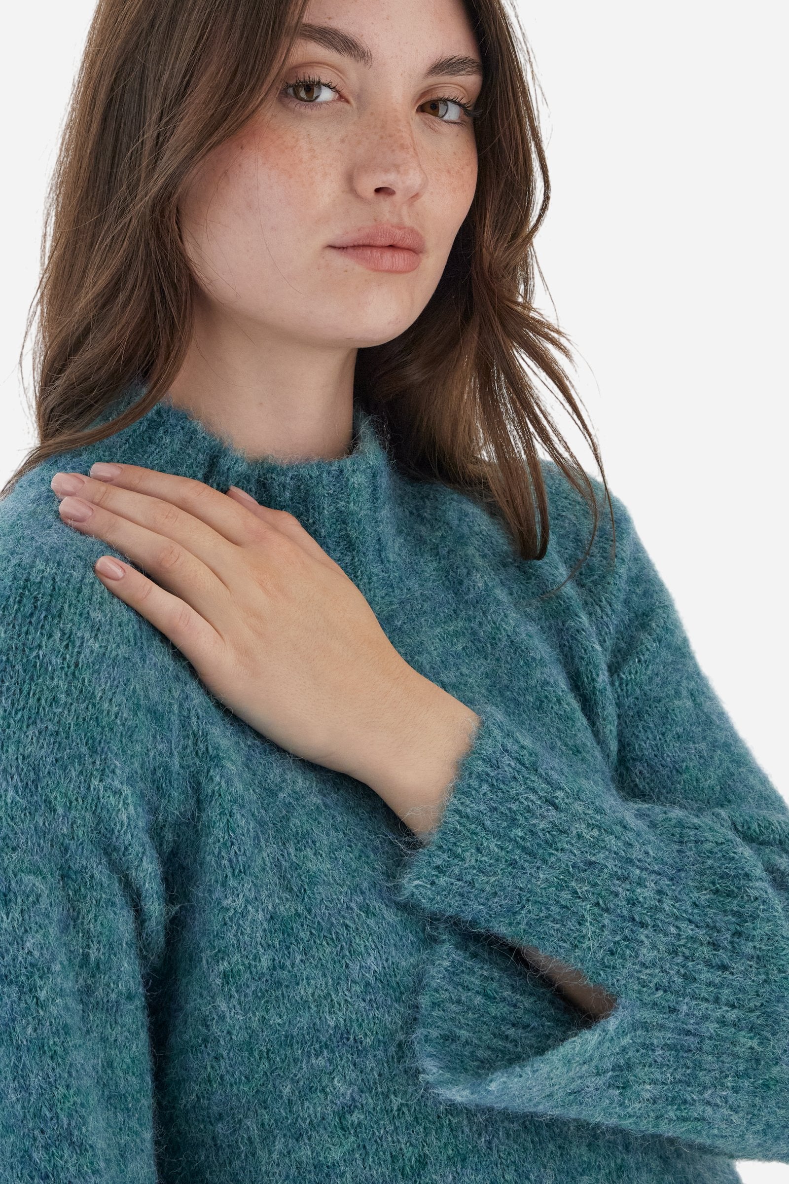 Women’s turtleneck sweater with long sleeves in solid-colour wool and mohair blend, soft and warm. Ribbed turtleneck for elegance and warmth, side slits and sleeve slits for a modern look. Logo on small golden metal plate applied to the front hem. Regular, soft fit for a versatile and comfortable silhouette. The model wears size 2. - North Sea