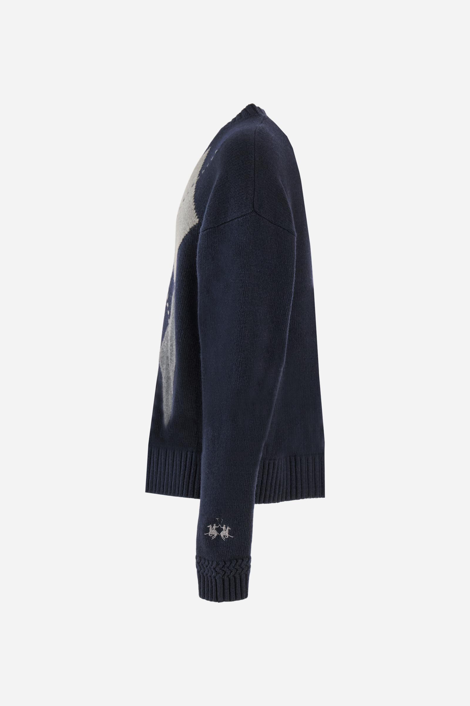 Men’s crew-neck sweater with long sleeves in high-quality wool blend. Ribbed collar, cuffs and hem with zigzag detail at sleeve attachment. Argyle motif on the front and contrast embroidered logo on the cuff. Regular fit with dropped shoulders for a contemporary look. The model wears size L. - Navy