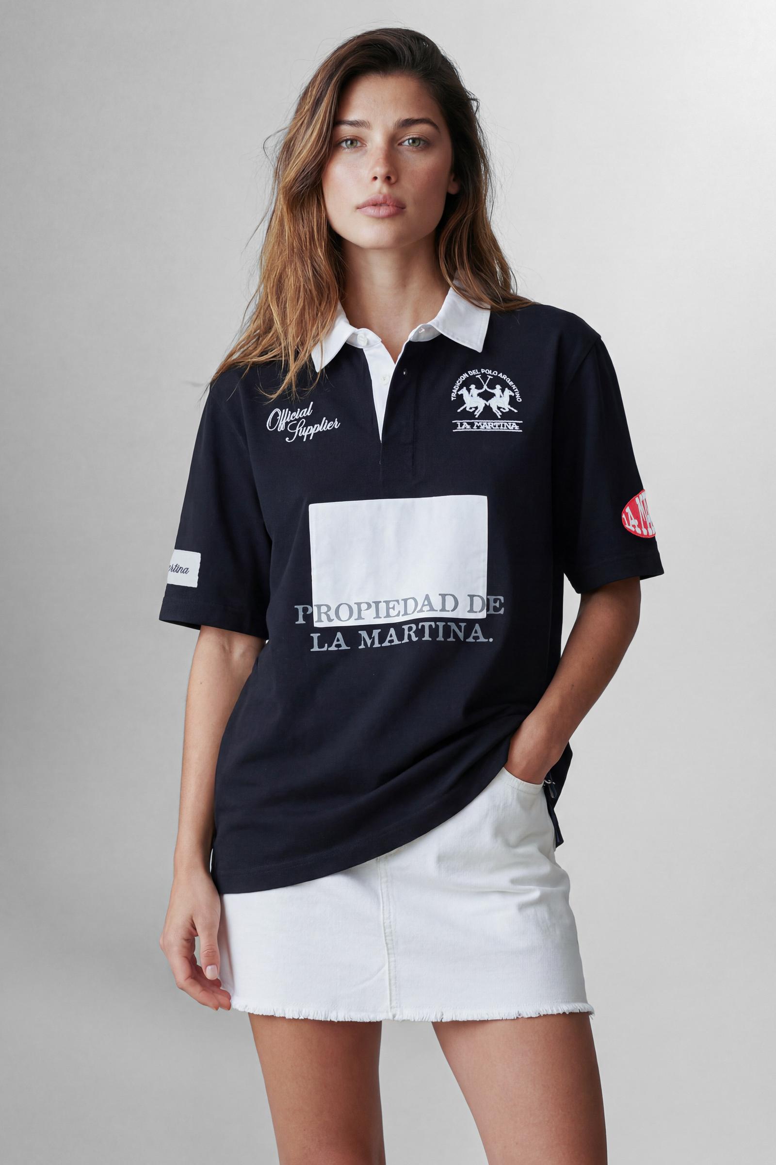 Numbered style with exclusive label, produced in only 100 pieces per style/colour. The label is positioned on the back, at the lower right, with the progressive number clearly visible. Short-sleeved polo shirt made from solid-colour 100% cotton jersey. The contemporary-cut design features a modern, wide and relaxed silhouette, with a current streetwear aesthetic. The style is completed with a contrast twill collar and concealed front buttoning. The vintage-inspired front graphic features a wide contrast fab