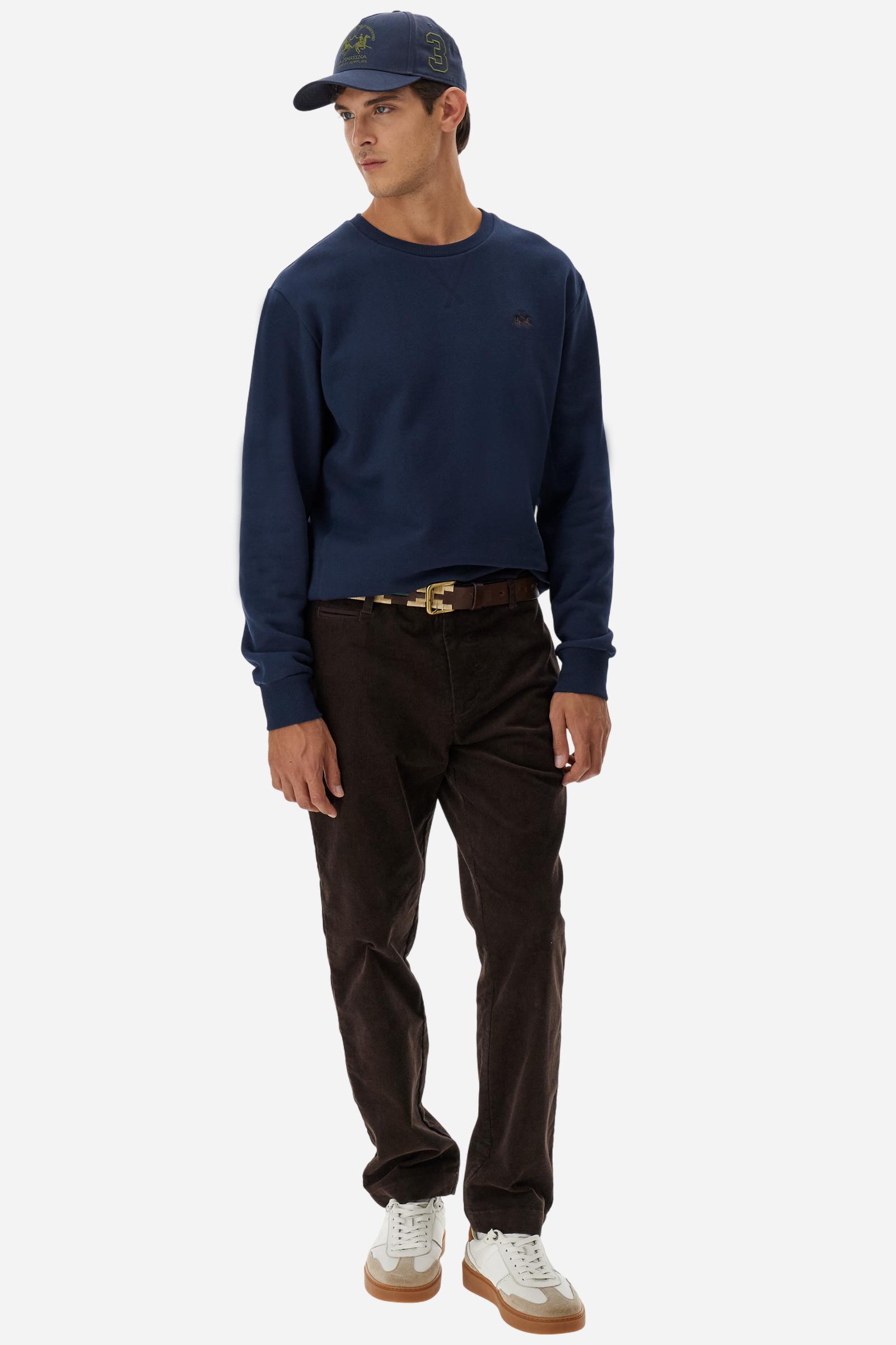 Men's long-sleeved round neck sweatshirt in 100% cotton fleece with a velvety feel. The collar, cuffs, waist and sides are in matching ribbed knit. The small brand logo is embroidered in contrasting colour on the chest. This essential piece has a regular fit for a timeless silhouette. The model is wearing a size L - Navy