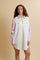 Discover our women’s sleeveless cotton and linen denim dress. Featuring a shirt-dress style, personalized buttons, applied pockets, and embroidered patches. - Off White                                                                                                                                                                                                                                                                                                                                                        