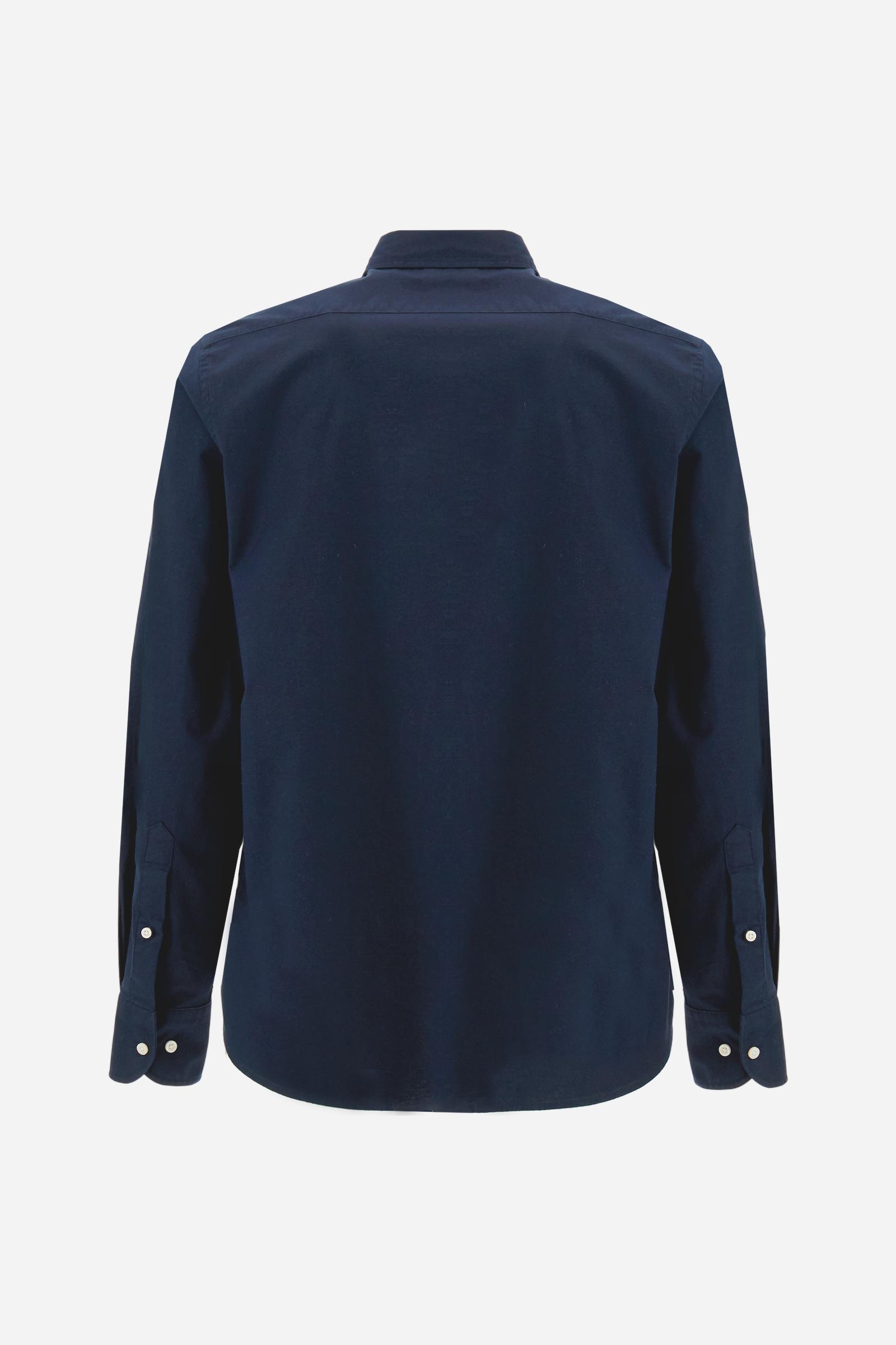 Classic men's long-sleeved shirt in stretch cotton Oxford, solid colour. Finished with a French collar and interior regimental-pattern fabric details. Chest features multicolour prints and embroideries inspired by British Polo, including the large team logo embroidered in contrast. Regular fit ensuring comfort and enhancing any physique. Model wears size L. - Navy