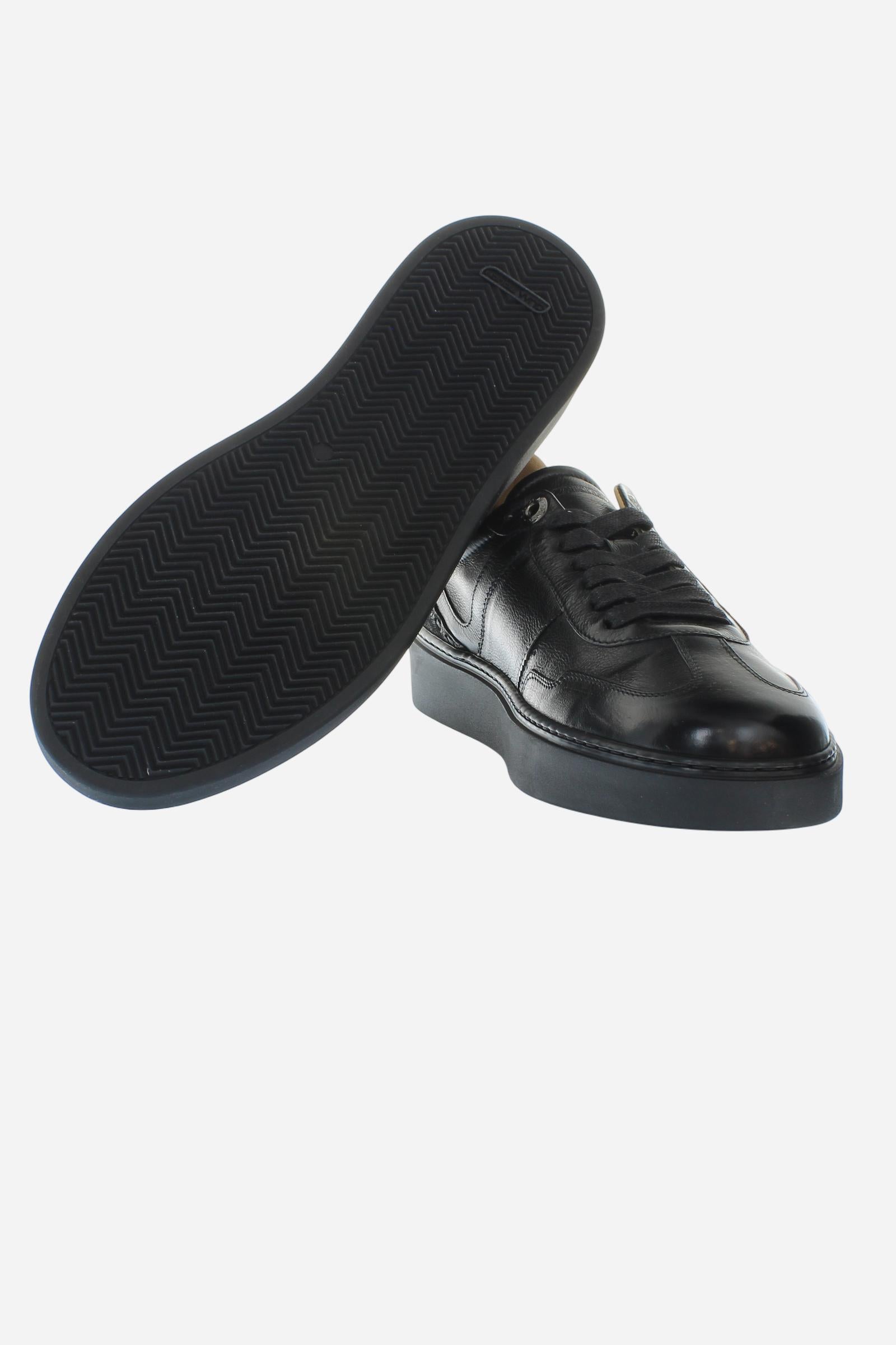 Zapatilla de cuero con aplicaciones en serraje