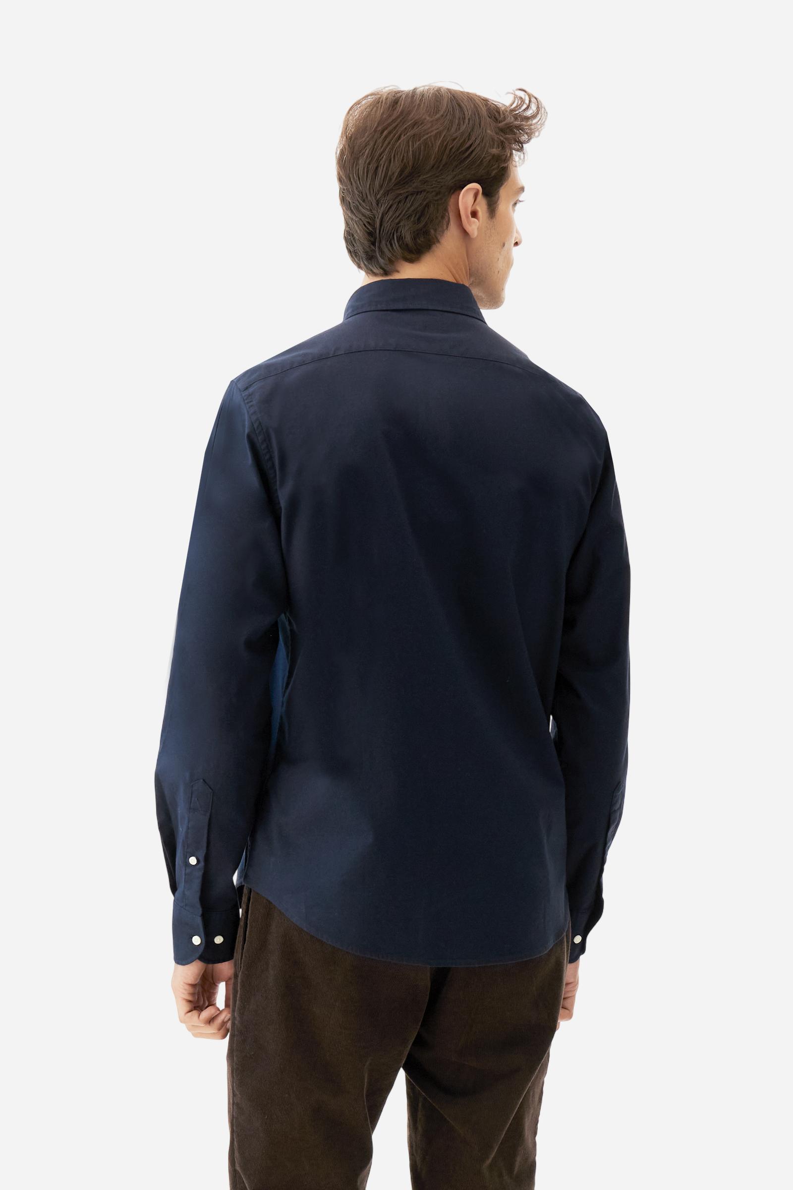 Classic men's long-sleeved shirt in stretch cotton Oxford, solid colour. Finished with a French collar and interior regimental-pattern fabric details. Chest features multicolour prints and embroideries inspired by British Polo, including the large team logo embroidered in contrast. Regular fit ensuring comfort and enhancing any physique. Model wears size L. - Navy